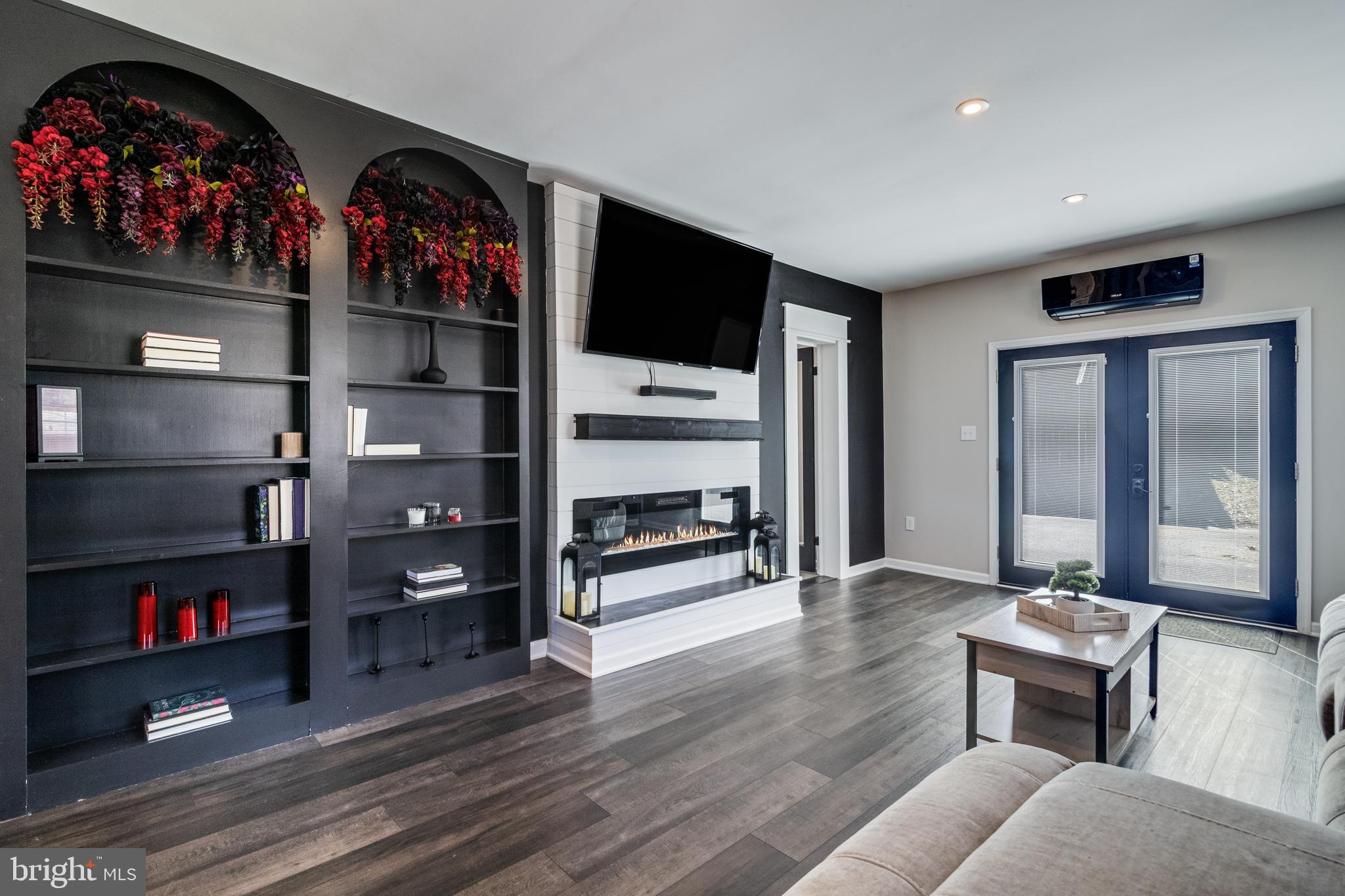 SUMMITT HILL - Residential