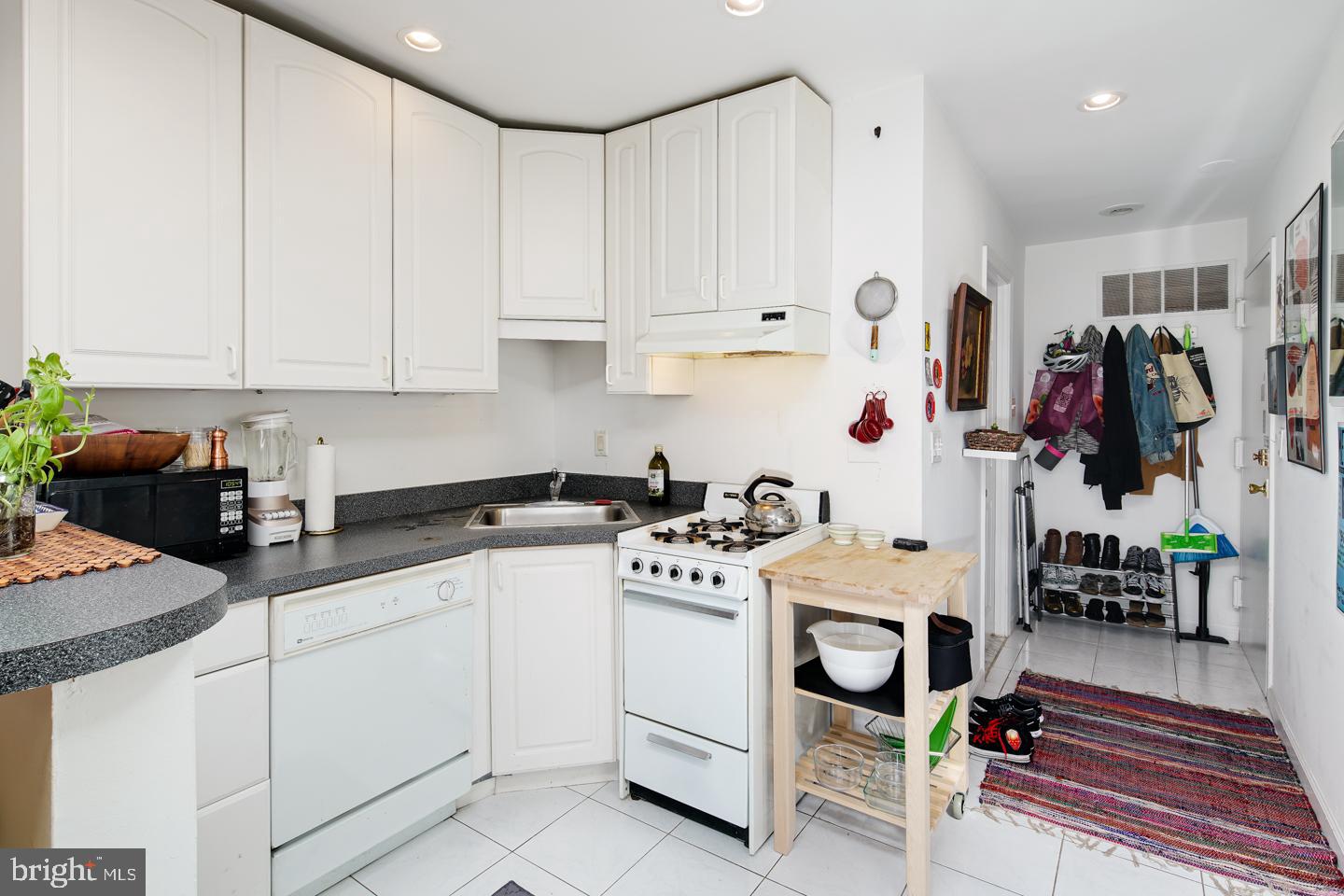 QUEEN VILLAGE - Residential Lease