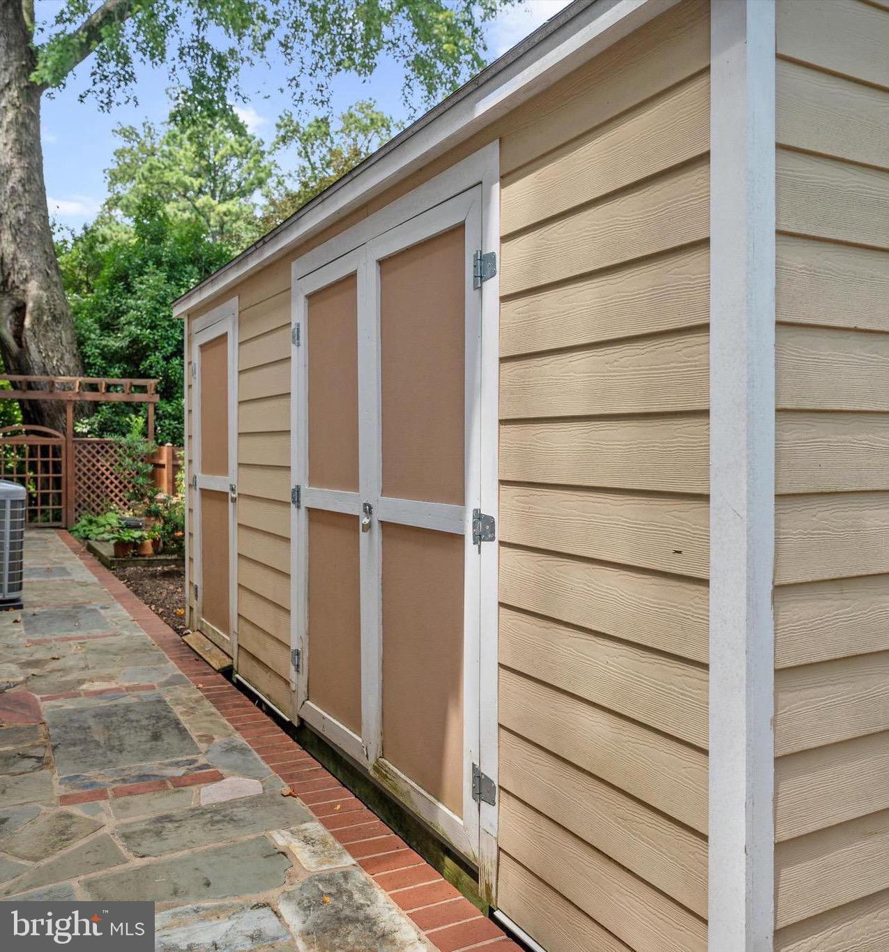 WESTHAMPTON - Residential