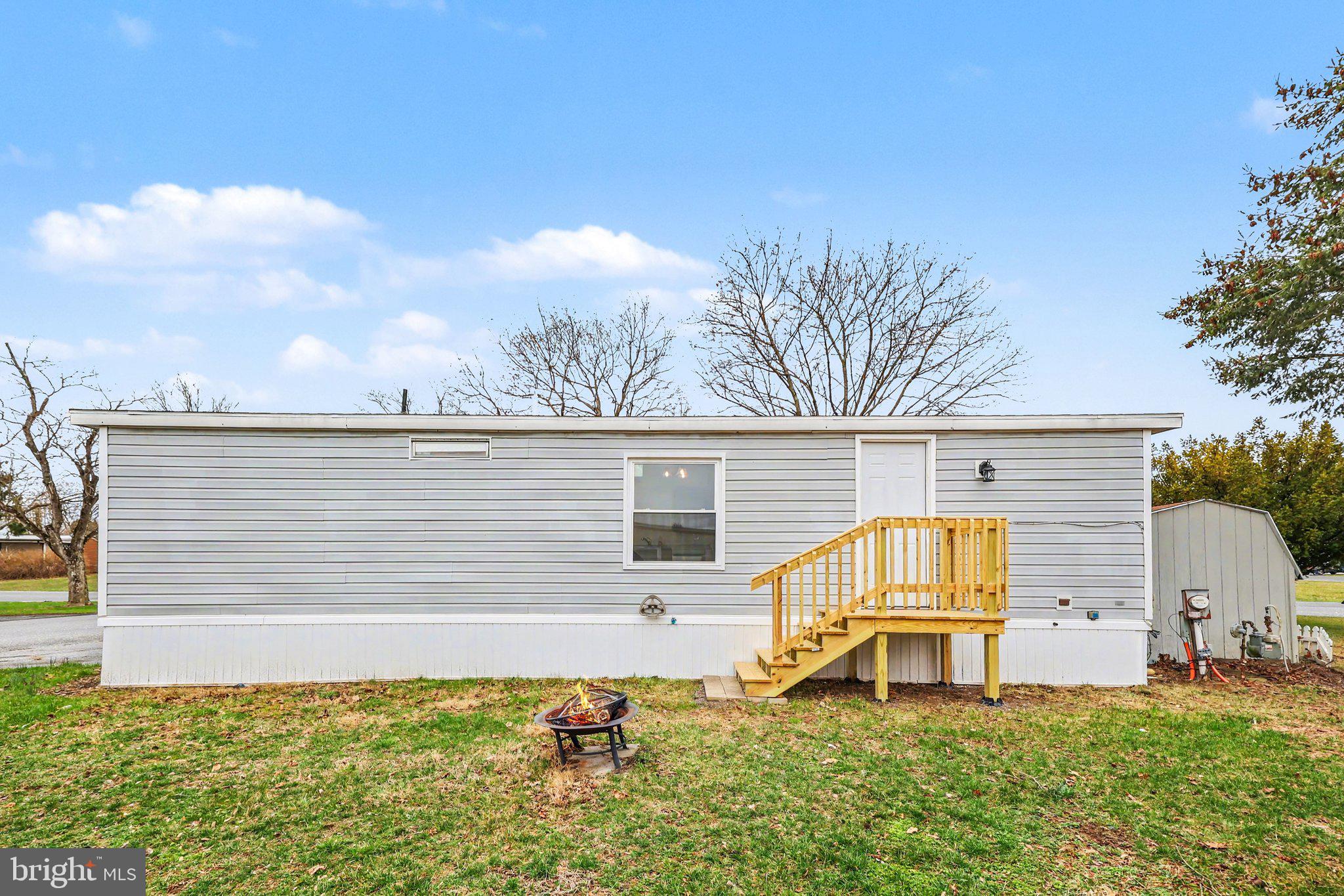 COUNTRY MANOR WEST - Residential