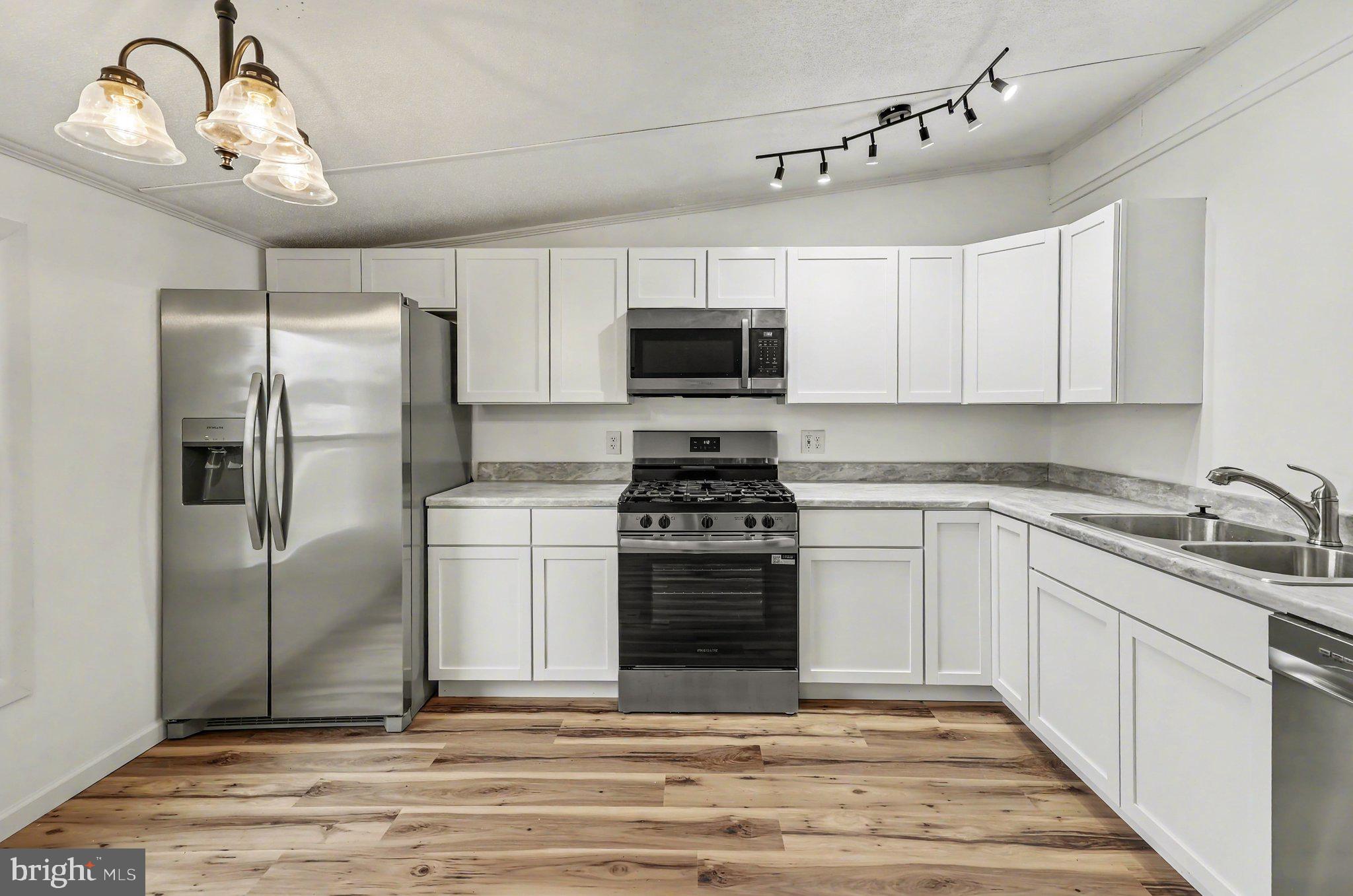 COUNTRY MANOR WEST - Residential