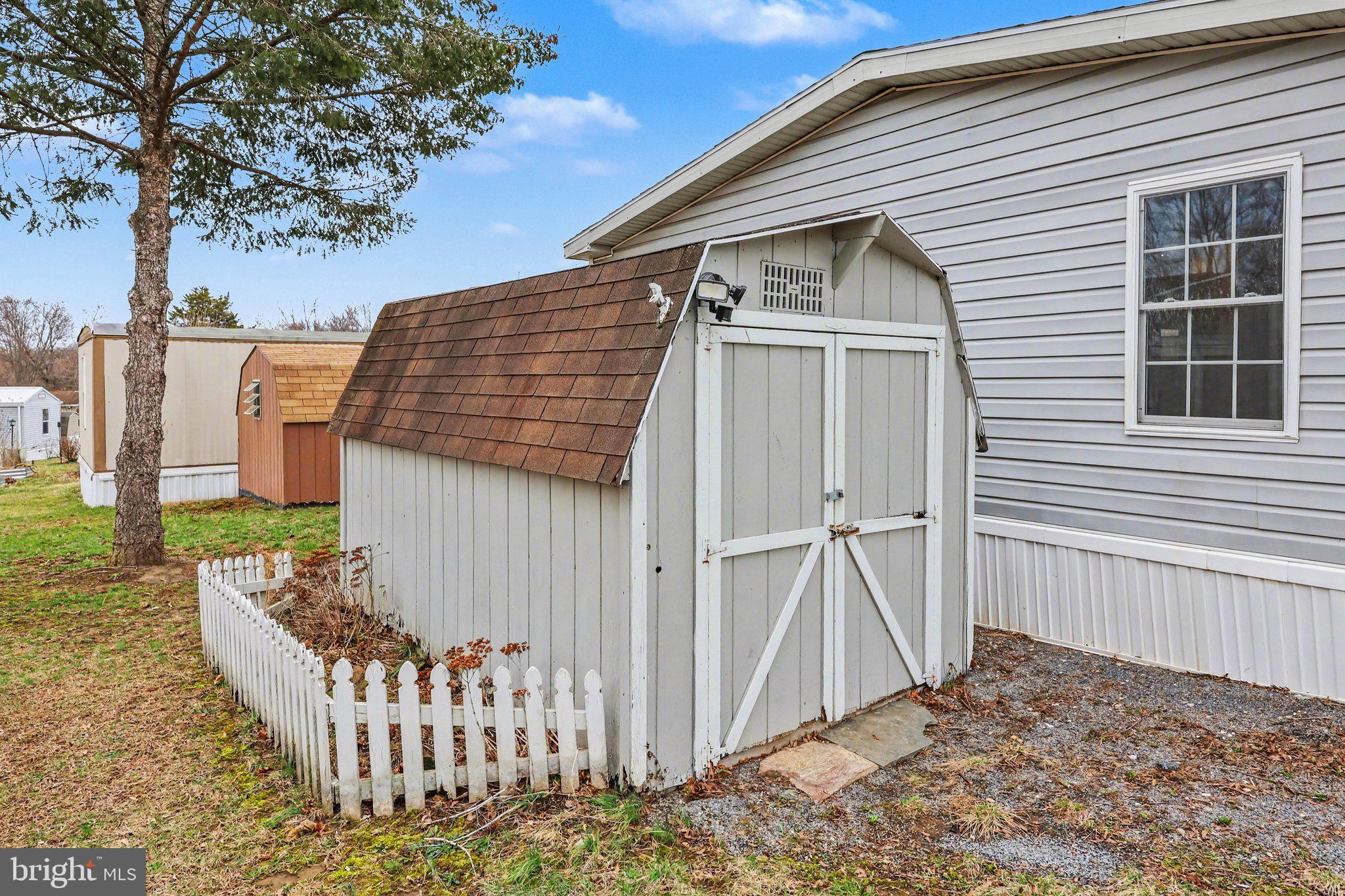 COUNTRY MANOR WEST - Residential