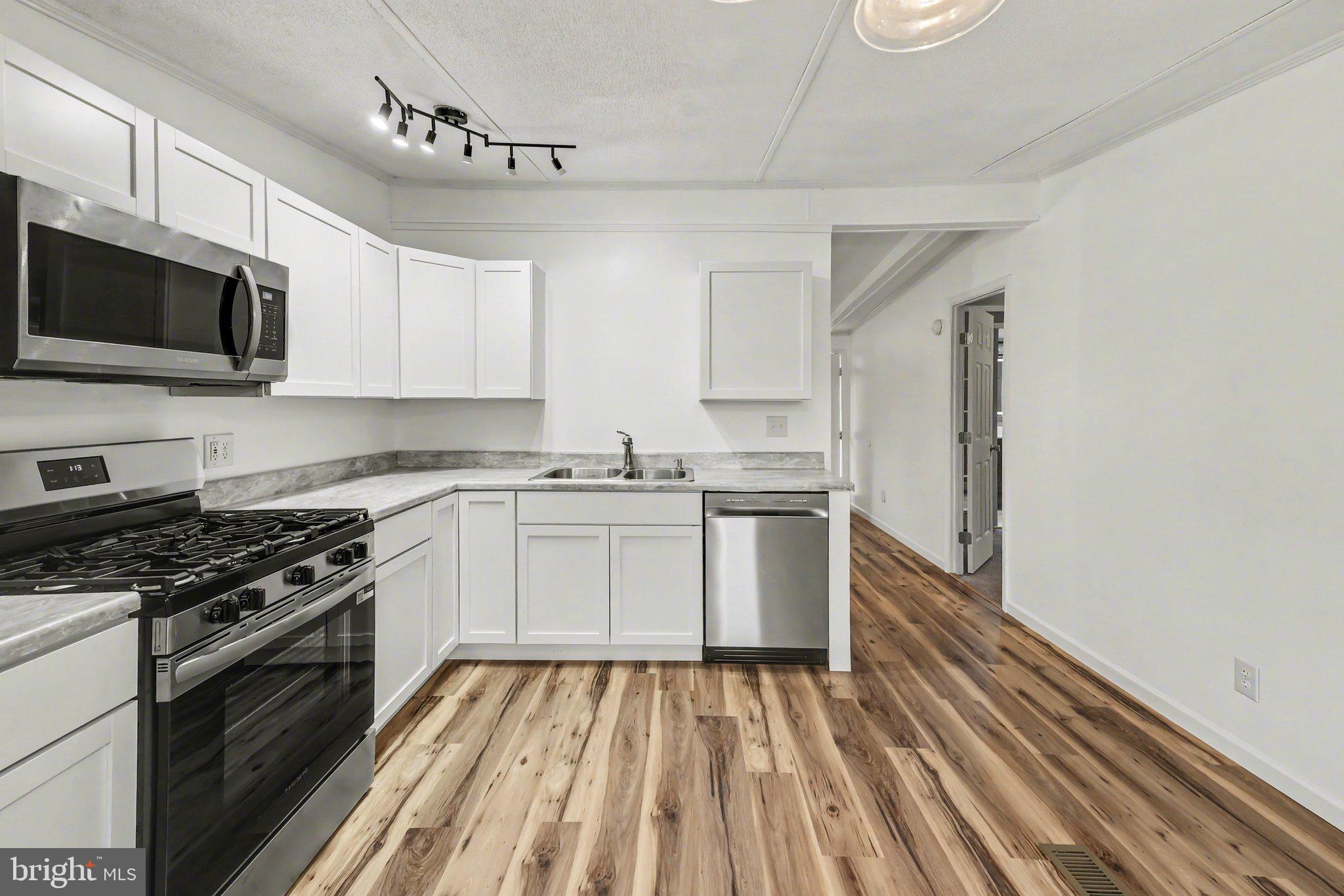 COUNTRY MANOR WEST - Residential