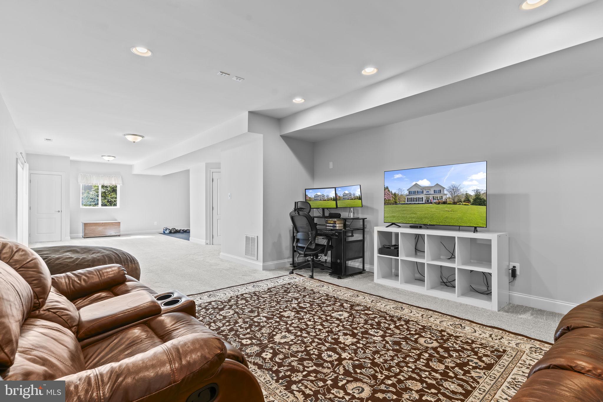 TWIN PONDS - Residential