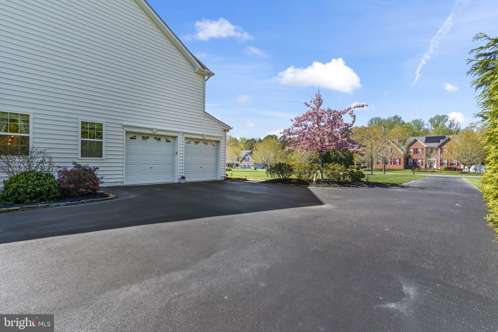 TWIN PONDS - Residential