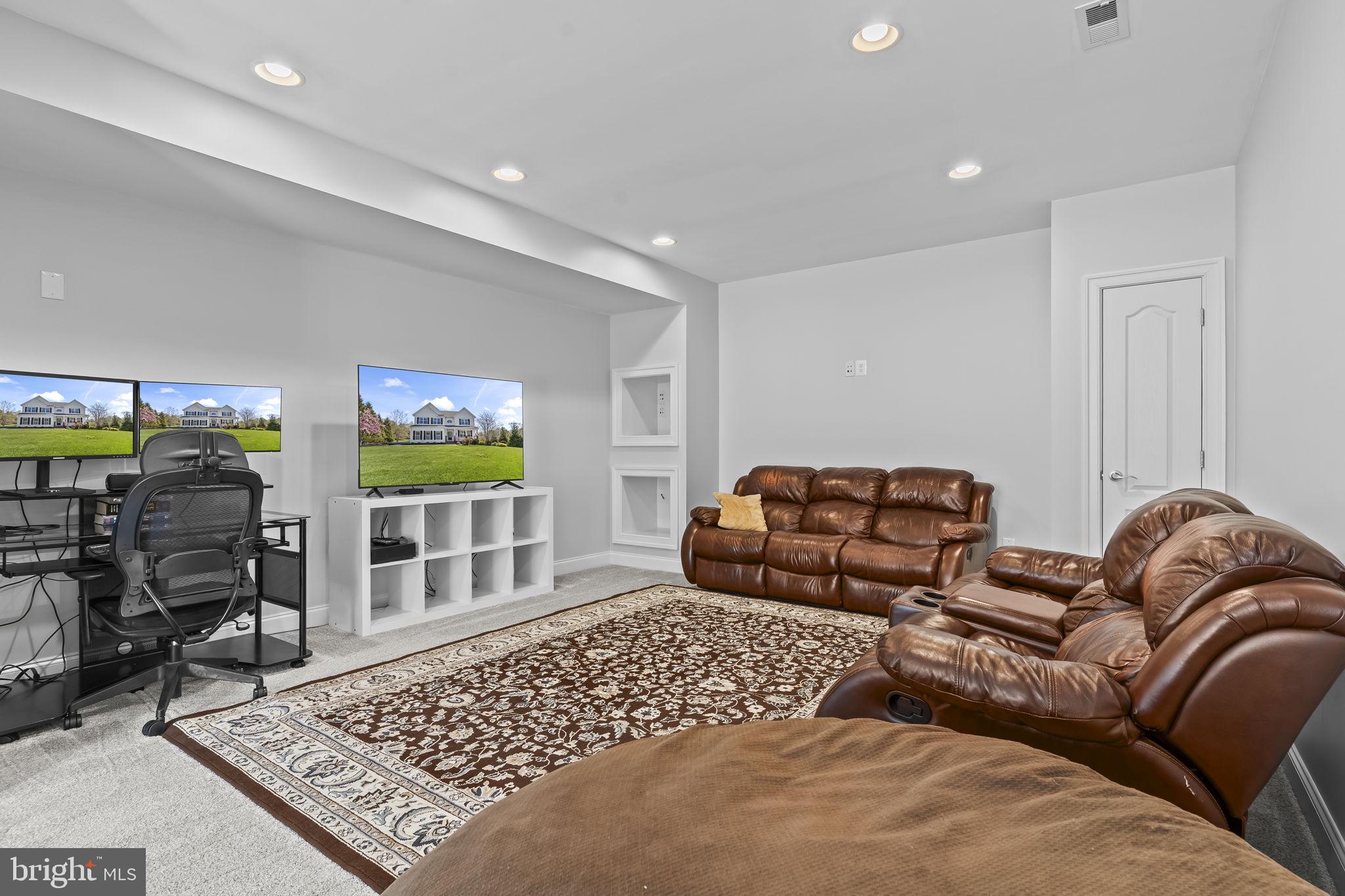 TWIN PONDS - Residential