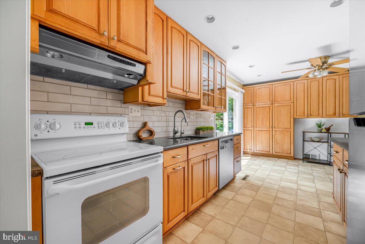 MANOR WOODS - Residential
