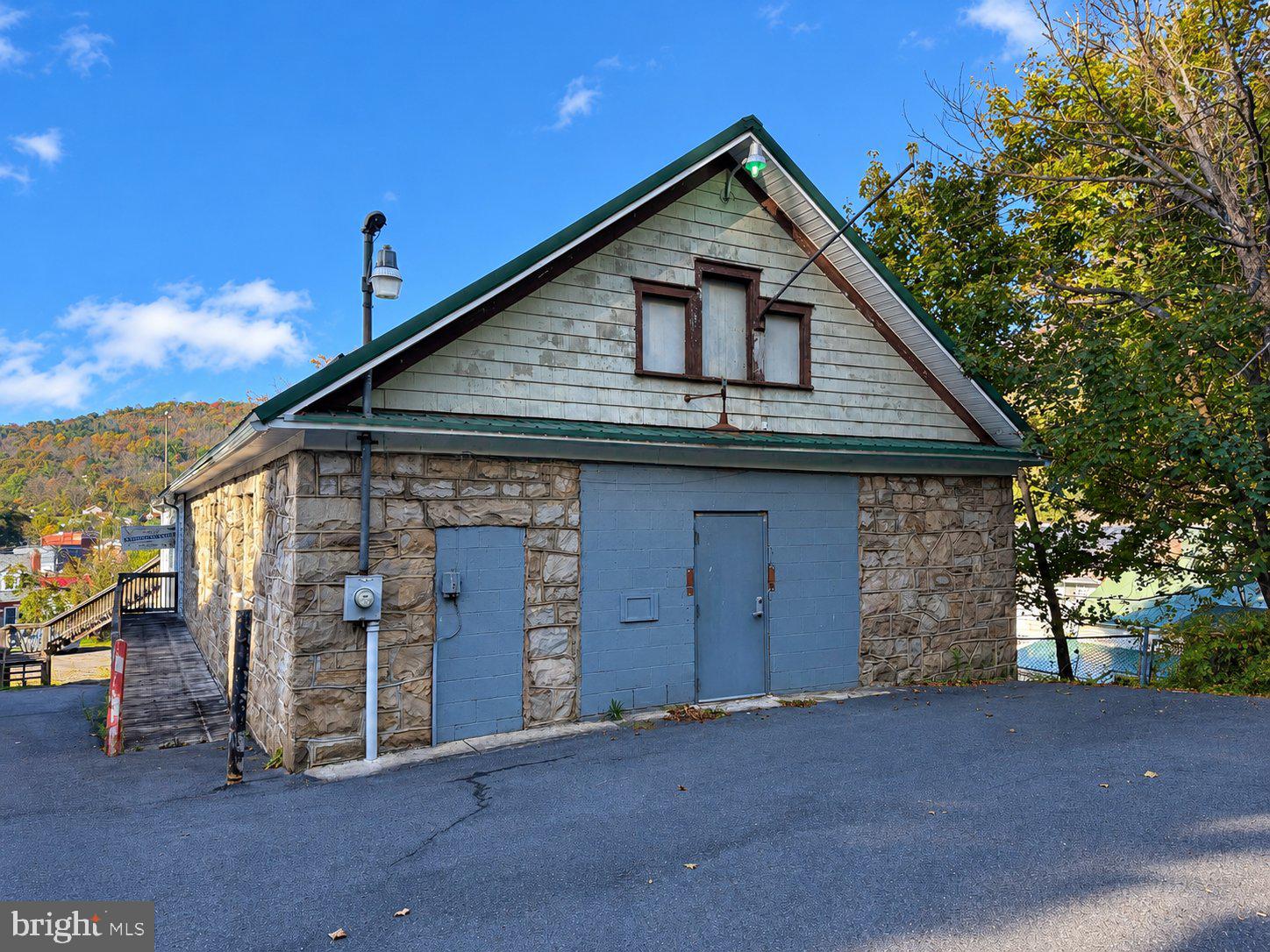 5 HANEKAMP STREET W
