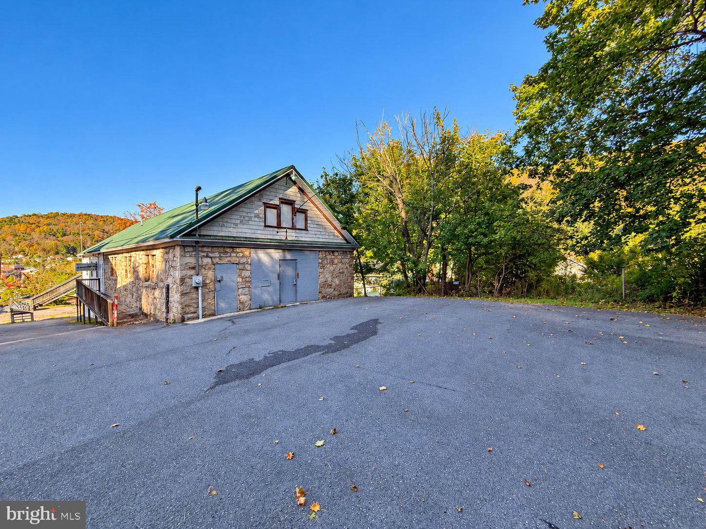 5 HANEKAMP STREET W