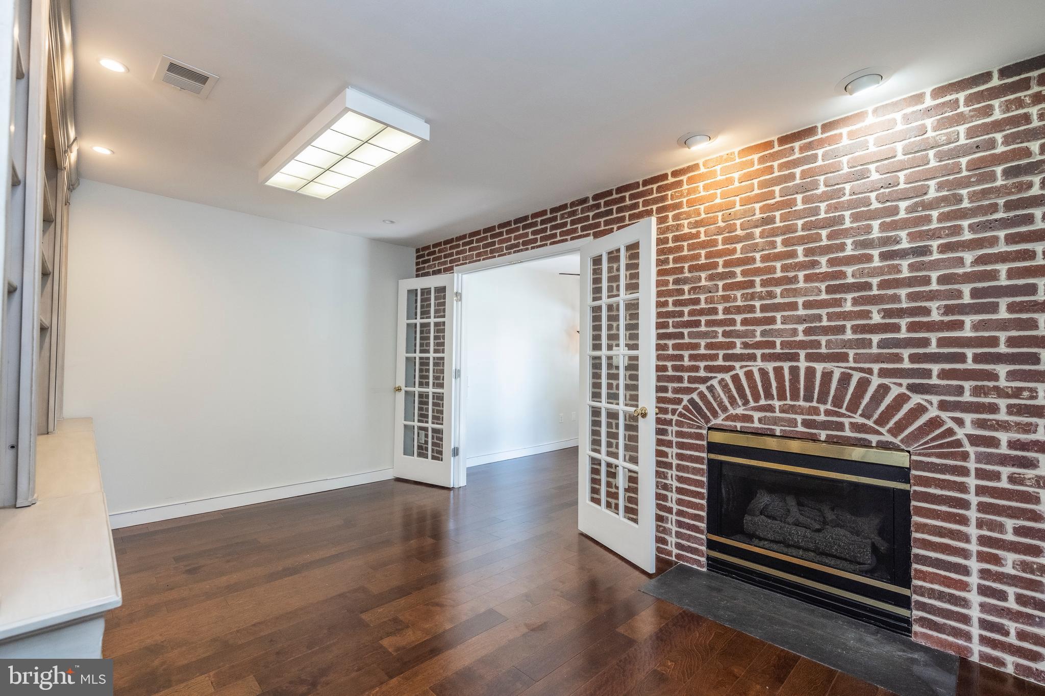 ASHBURN VILLAGE - Residential Lease