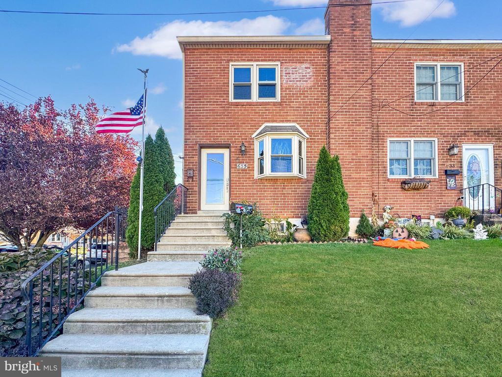 Photo of 635 Wood Street, CONSHOHOCKEN, PA 19428 (MLS # PAMC2159374)