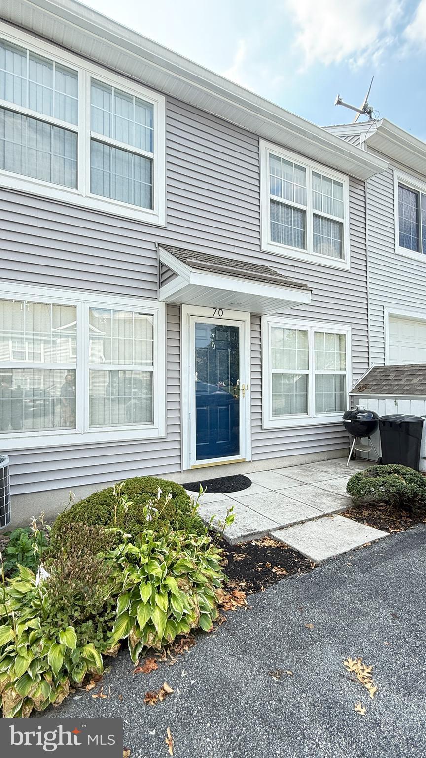 Easy living in this great community! 2 bedroom, 1.5 bath condo - all the necessities to move right in!