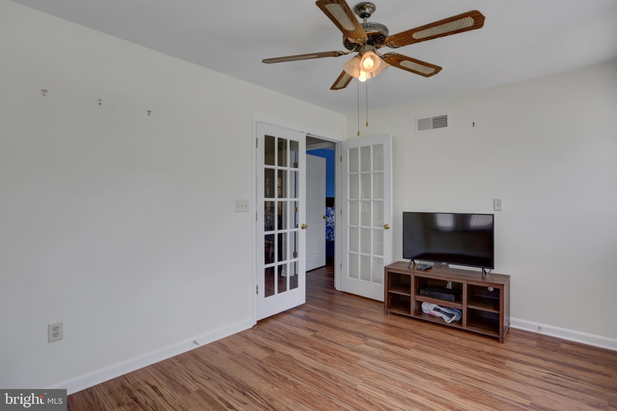 COUNTRY MANOR - Residential