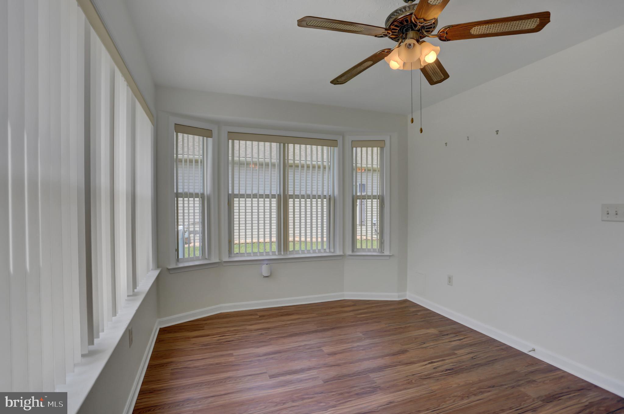 COUNTRY MANOR - Residential