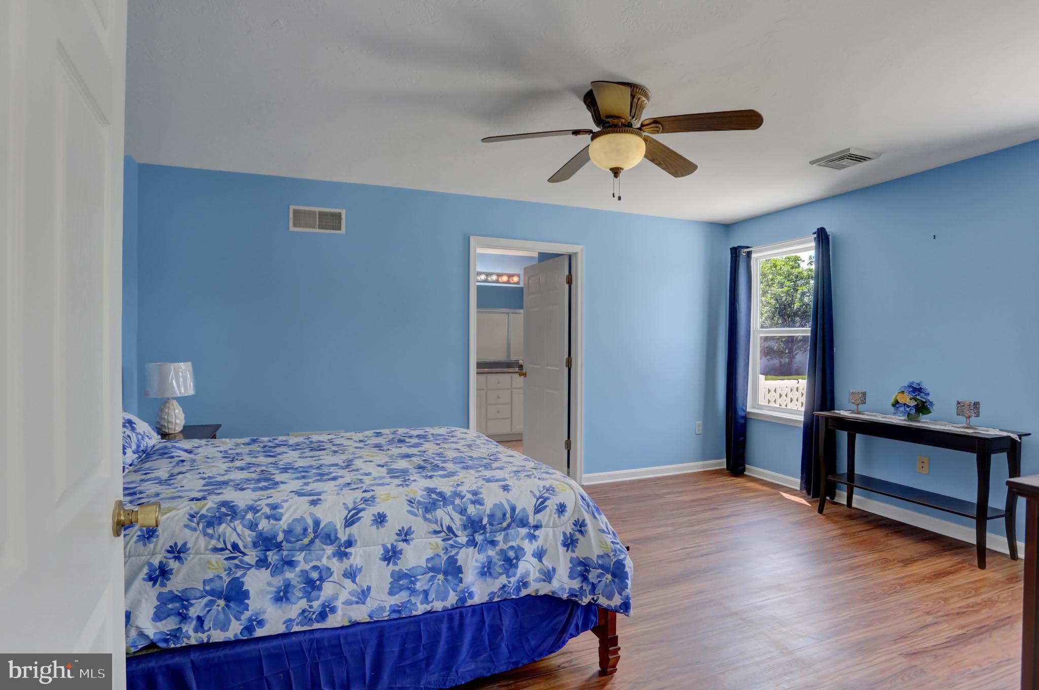 COUNTRY MANOR - Residential