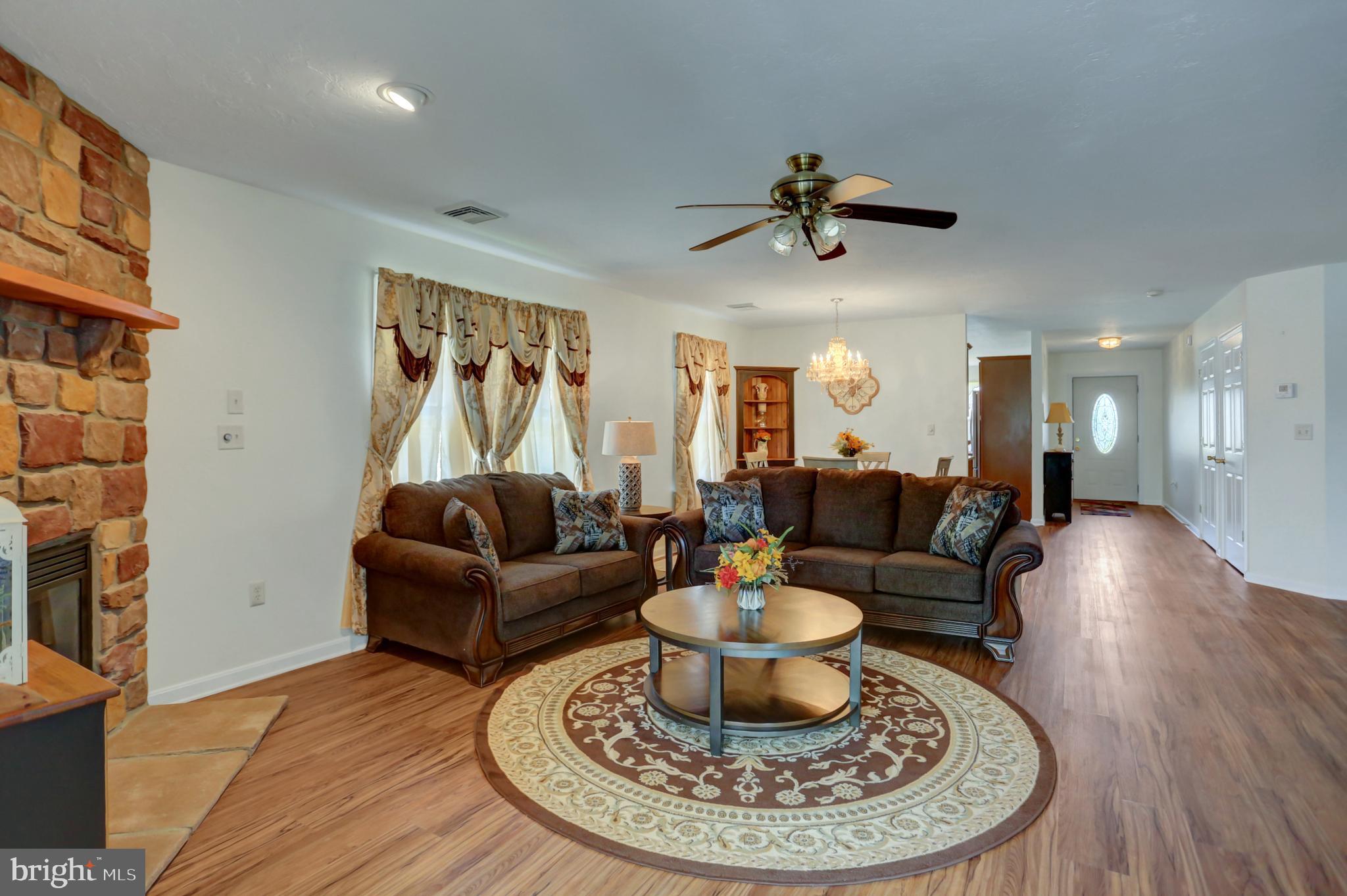 COUNTRY MANOR - Residential