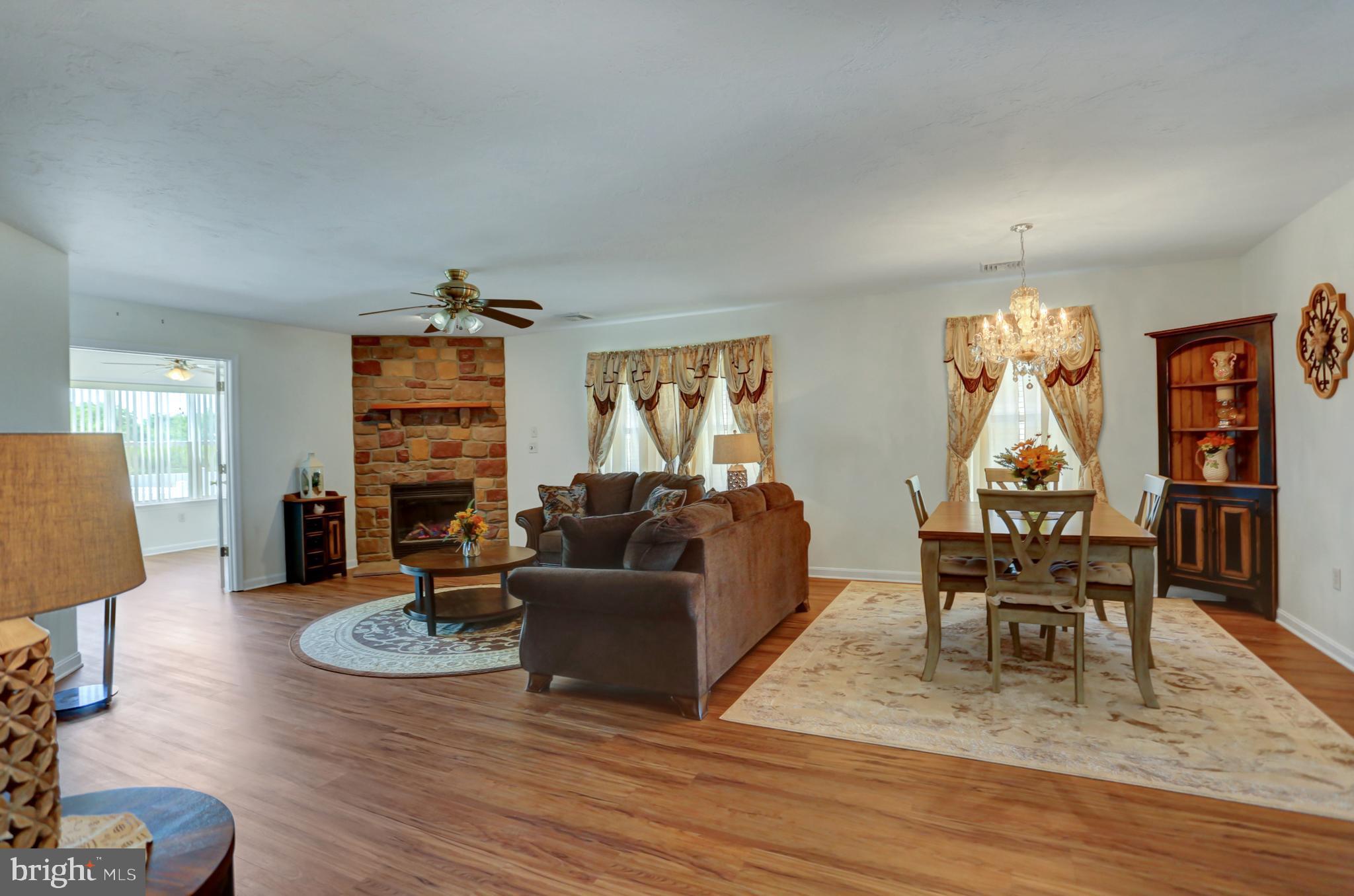 COUNTRY MANOR - Residential