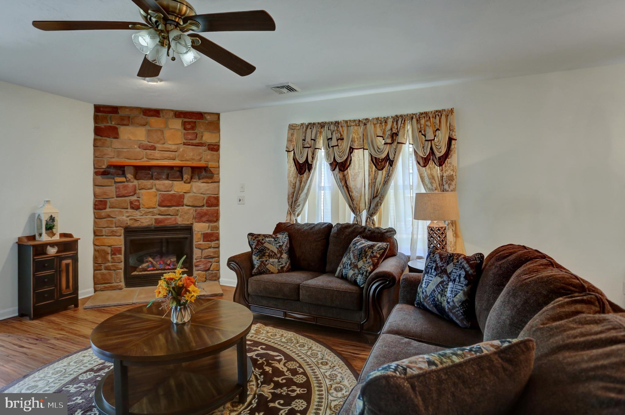 COUNTRY MANOR - Residential