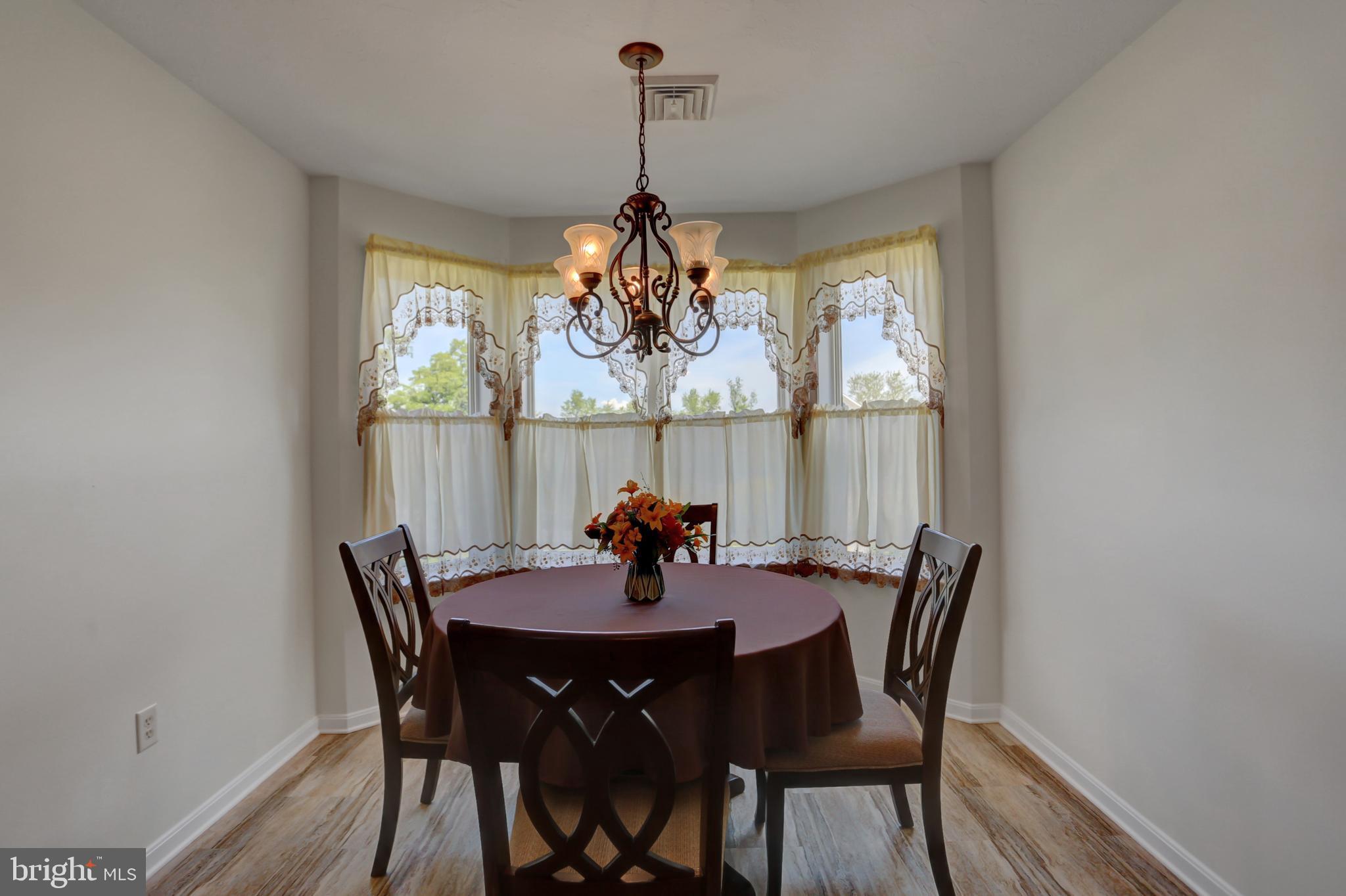 COUNTRY MANOR - Residential