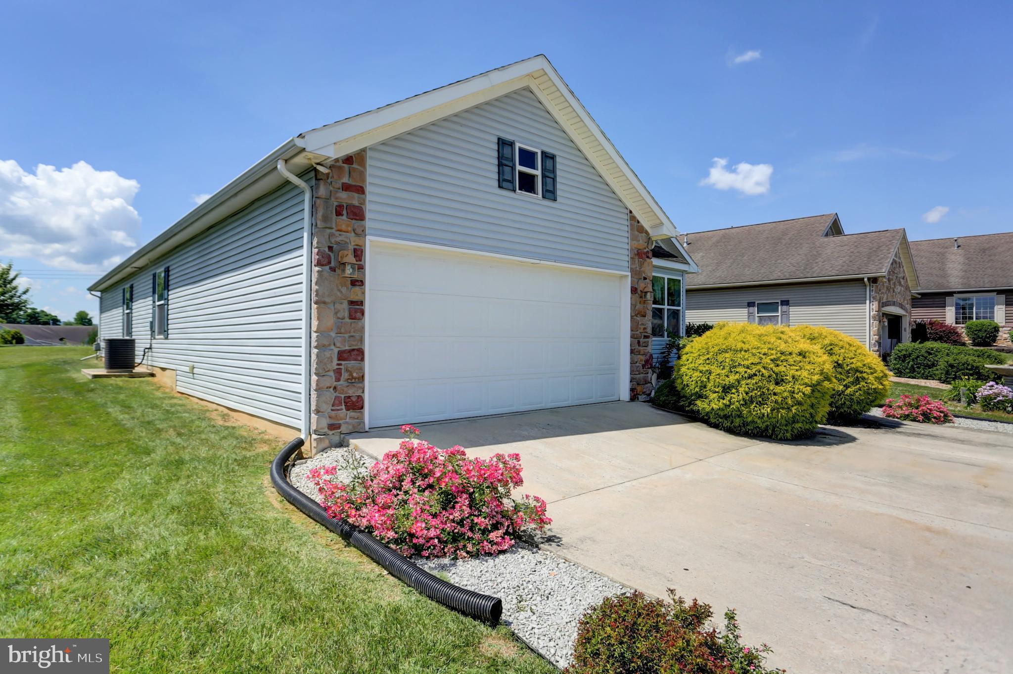 COUNTRY MANOR - Residential