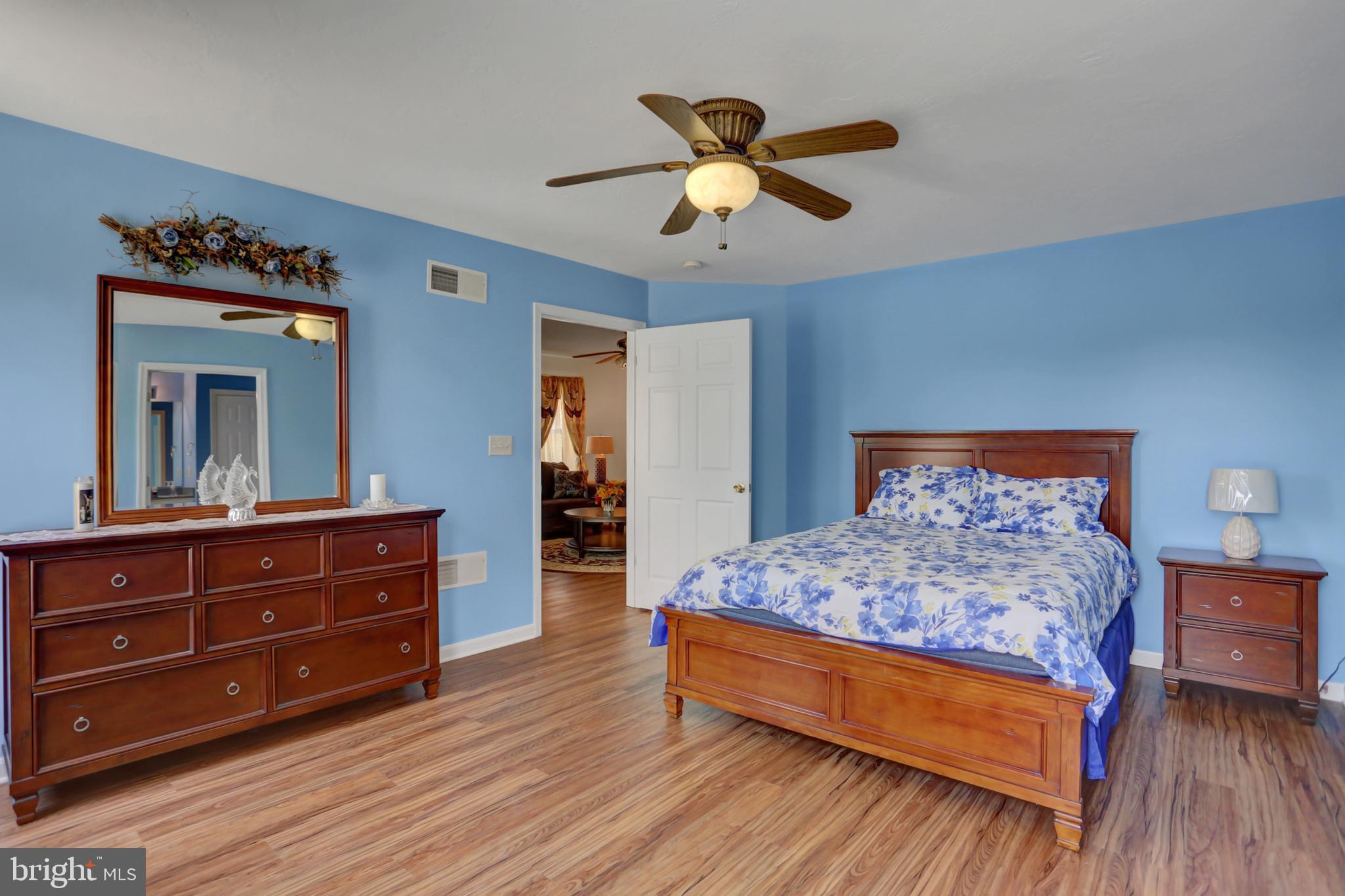 COUNTRY MANOR - Residential