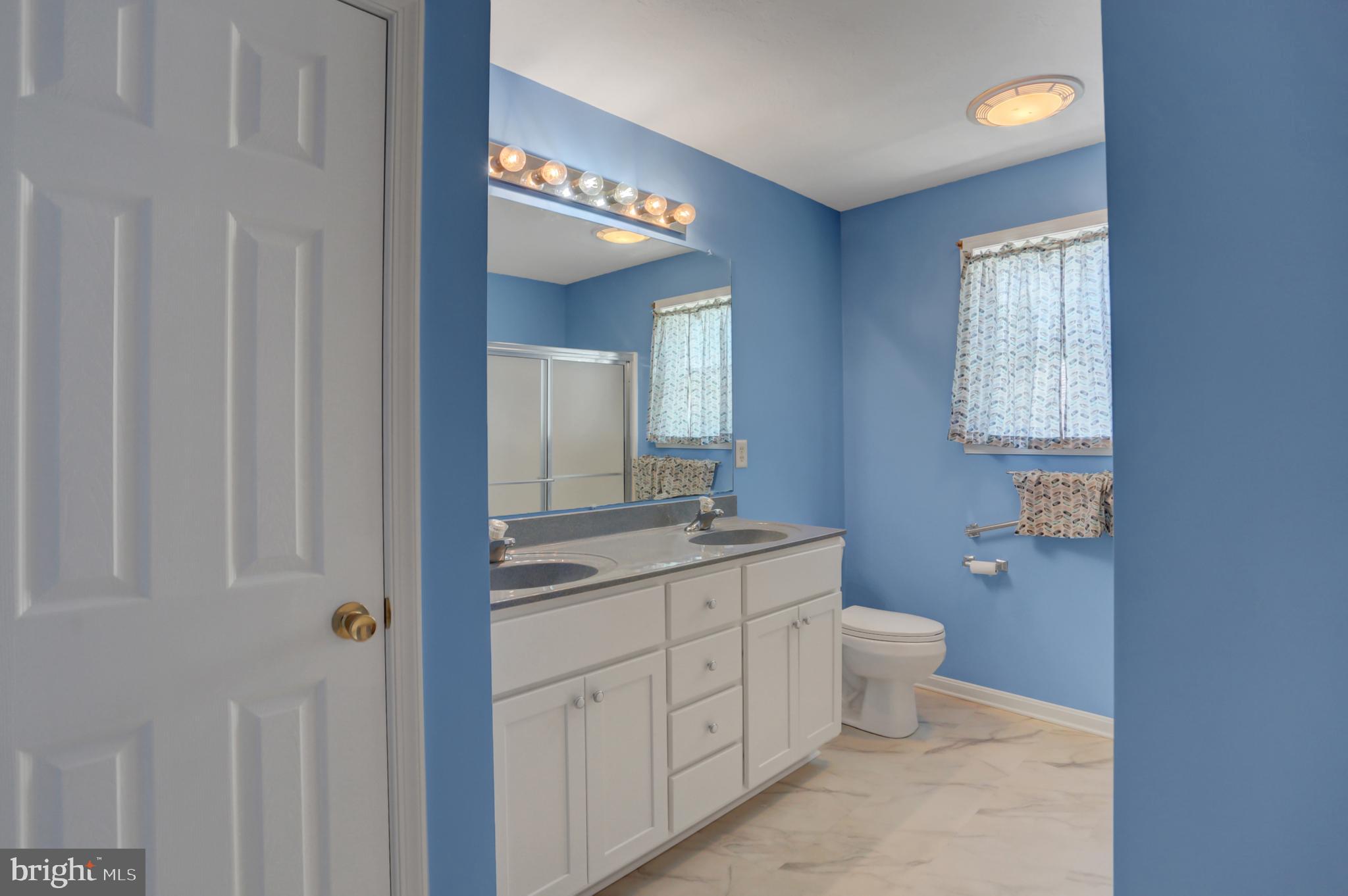 COUNTRY MANOR - Residential