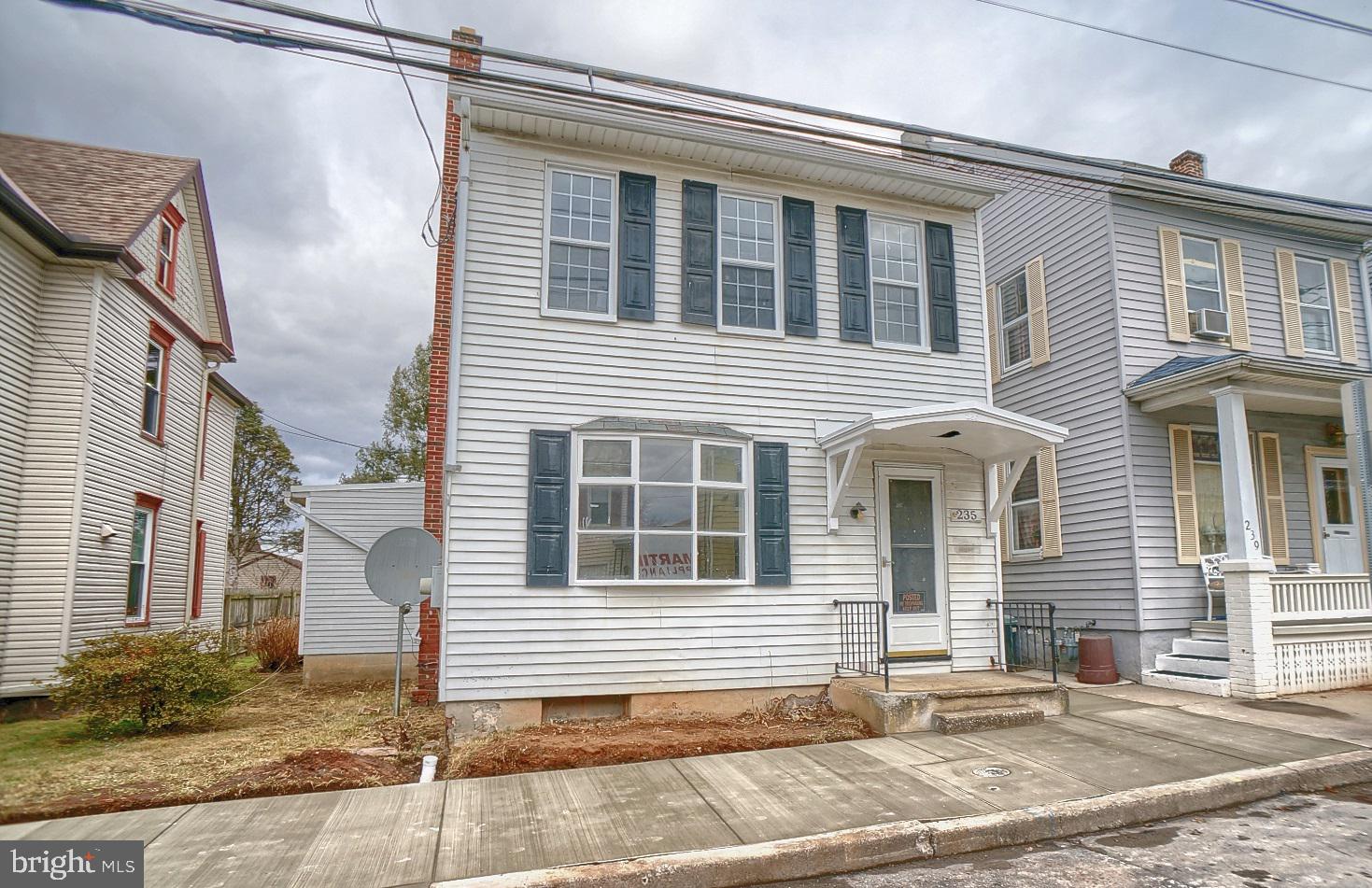 This is a 5 bedroom, 1.5 bathroom home located in Middletown Borough. It features gas forced air heat and a large rear yard, as well as a brand new sidewalk. Waiting for you to come and personalize this home to your  style. Come  check it out.