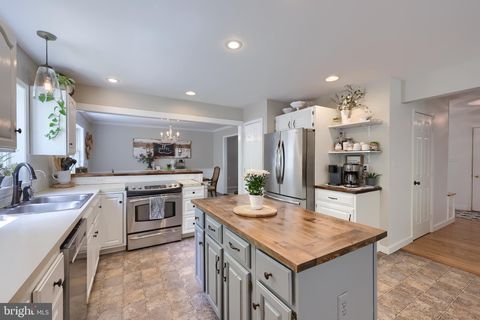 700 STONECREST DRIVE NEW HOLLAND PA 17557