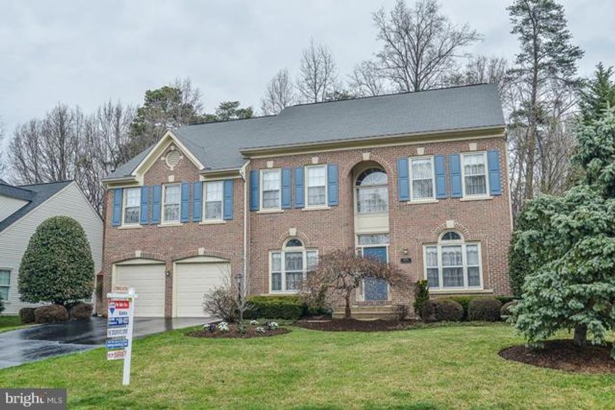 **1 OF VAN METRE'S MOST SOUGHT AFTER MODELS*4/5 BR'S 1ST FLR.STUDY W/BUILT-INS*FR W/SKYLIGHTS,C-FAN & BRICK FP*OPTIONAL SUNROOM W/SKYLIGHTS*SCREENED PORCH & DECK BACKING TO WOODED COMMON AREA*HUGH MBR SUITE W/SITTING RM.& MASSIVE W/I CLOSET*2 STORY HDWD.FOYER*9' CEILINGS*SEC/SYS.*LAWN SPRINKLER SYS.*NEW SS FRIG.& D/OVENS* SOUTH COUNTY H/S & WALK TO ELEMENTARY SCHOOL!*HMS HOME WARRANTY*