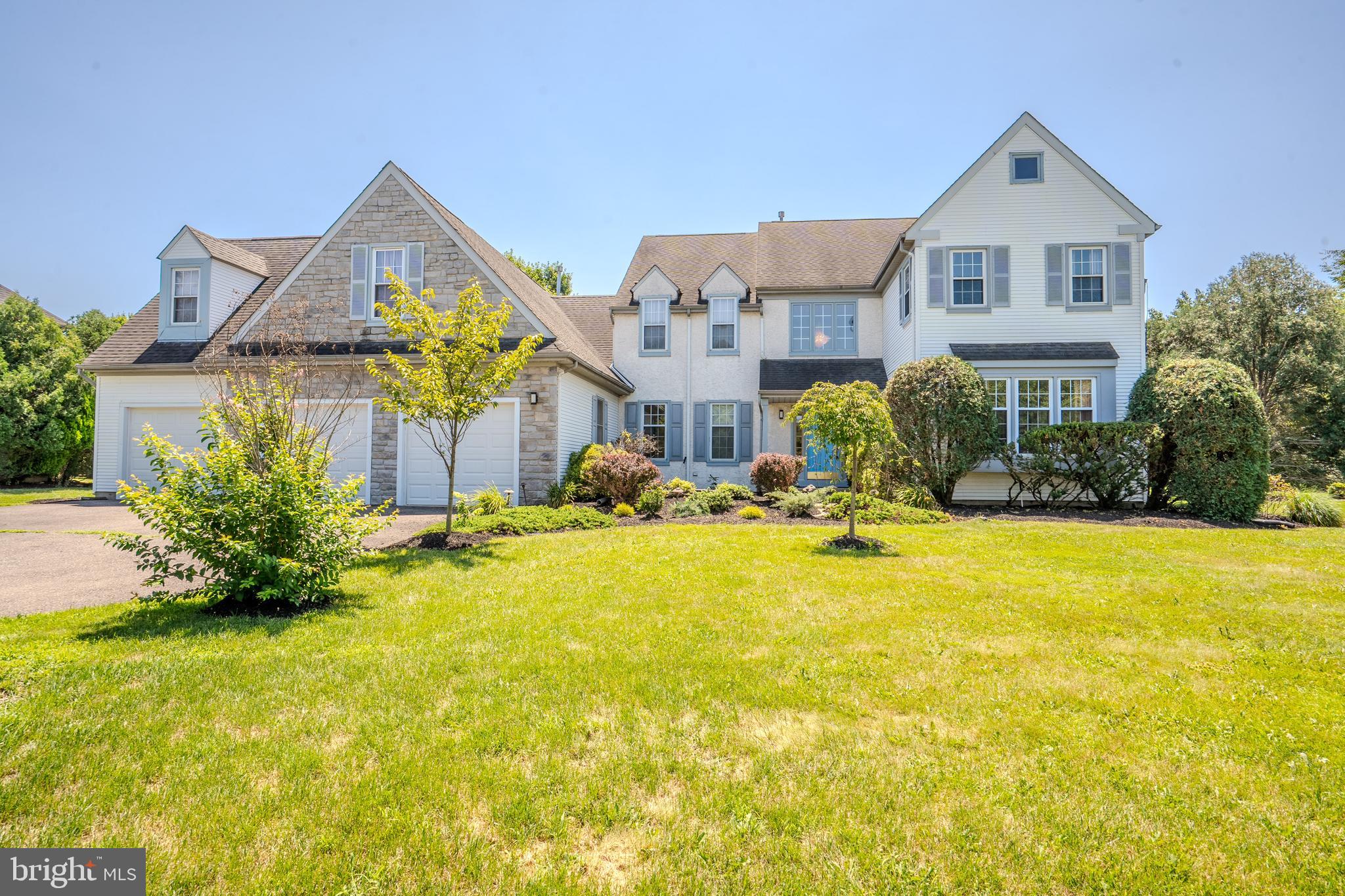 37 KINGLET DR S