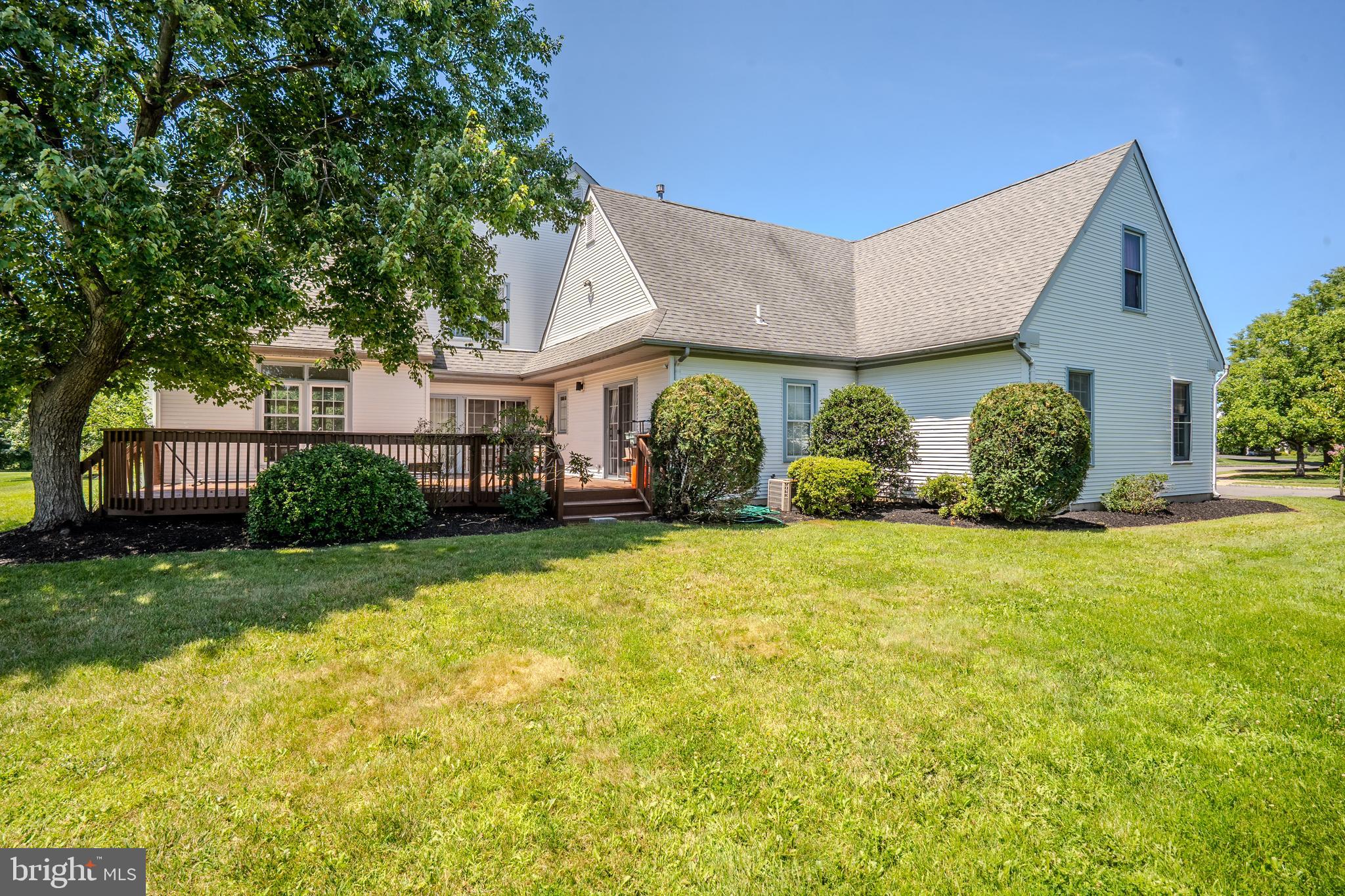 37 KINGLET DR S