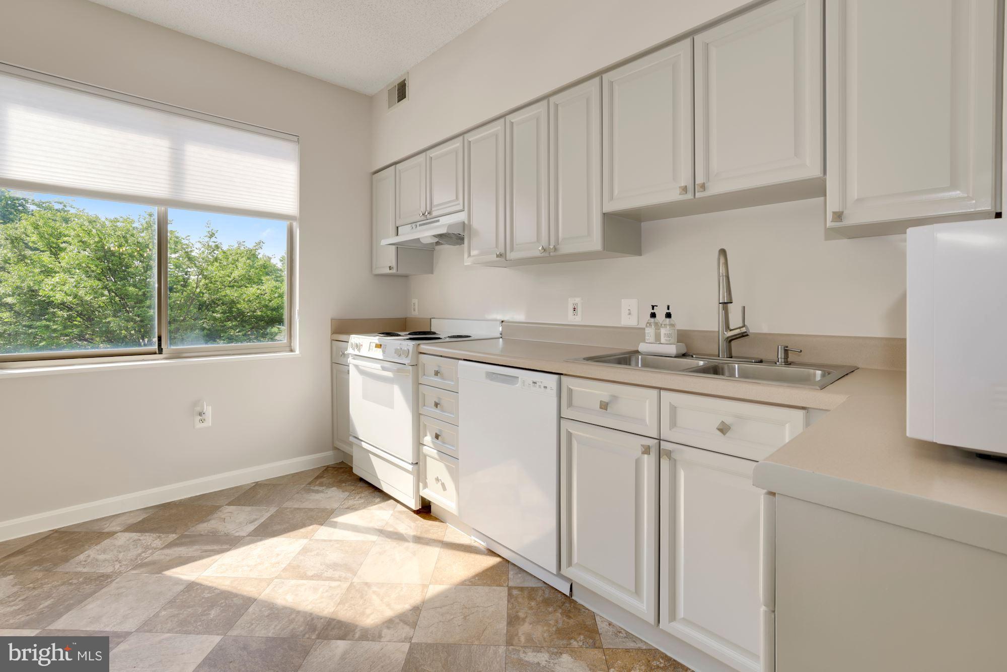 TURNBERRY COURTS AT LEIS - Residential