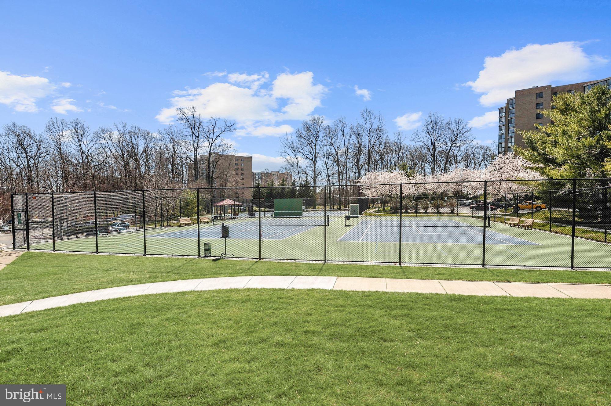 TURNBERRY COURTS AT LEIS - Residential