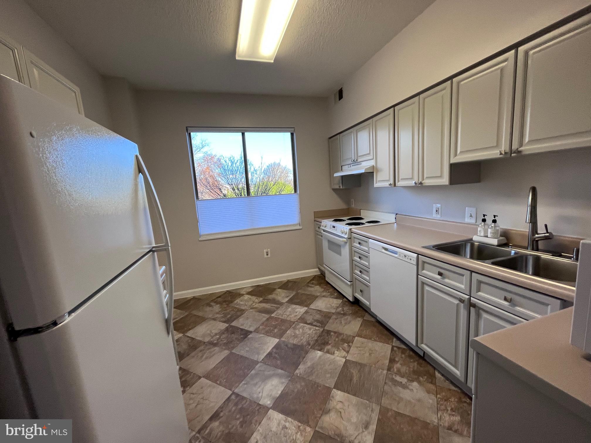 TURNBERRY COURTS AT LEIS - Residential