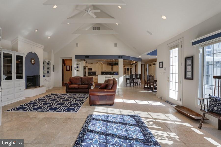 STRAWBERRY FIELDS - Residential