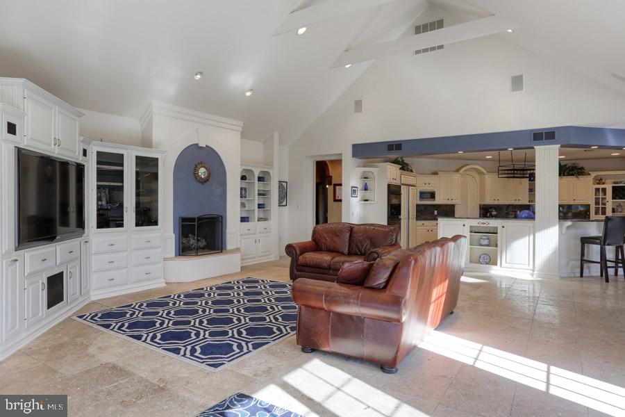 STRAWBERRY FIELDS - Residential