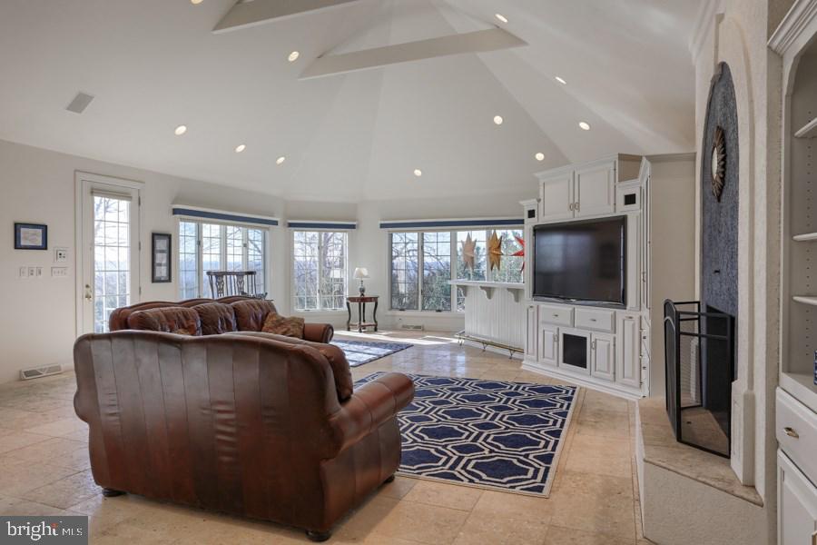 STRAWBERRY FIELDS - Residential