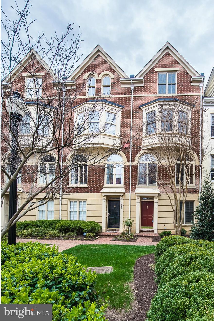 Charming 4lvl, 3BR, 3.5BA home conveniently located in the Fords Landing Community. Great Location! View of the Potomac River and right across from the brand new MGM casino and the National Harbor. Spacious & Bright Kitchen with New Stainless Steel Appliances and Granite Counters. Master Bedroom with attached luxury bathroom. Loft with vaulted ceiling and 2 additional bedrooms with attached baths.