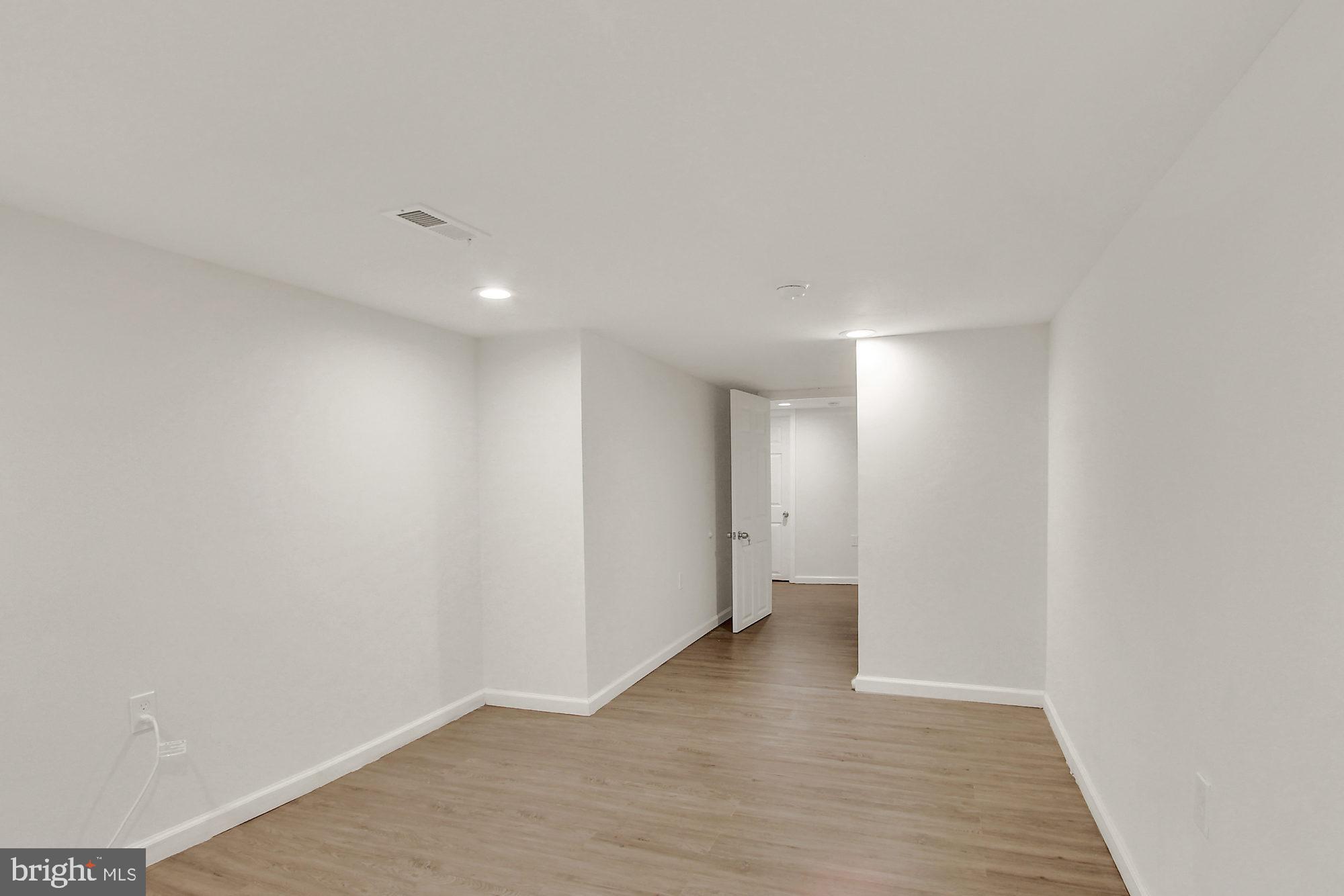 RIVERSIDE - Residential Lease