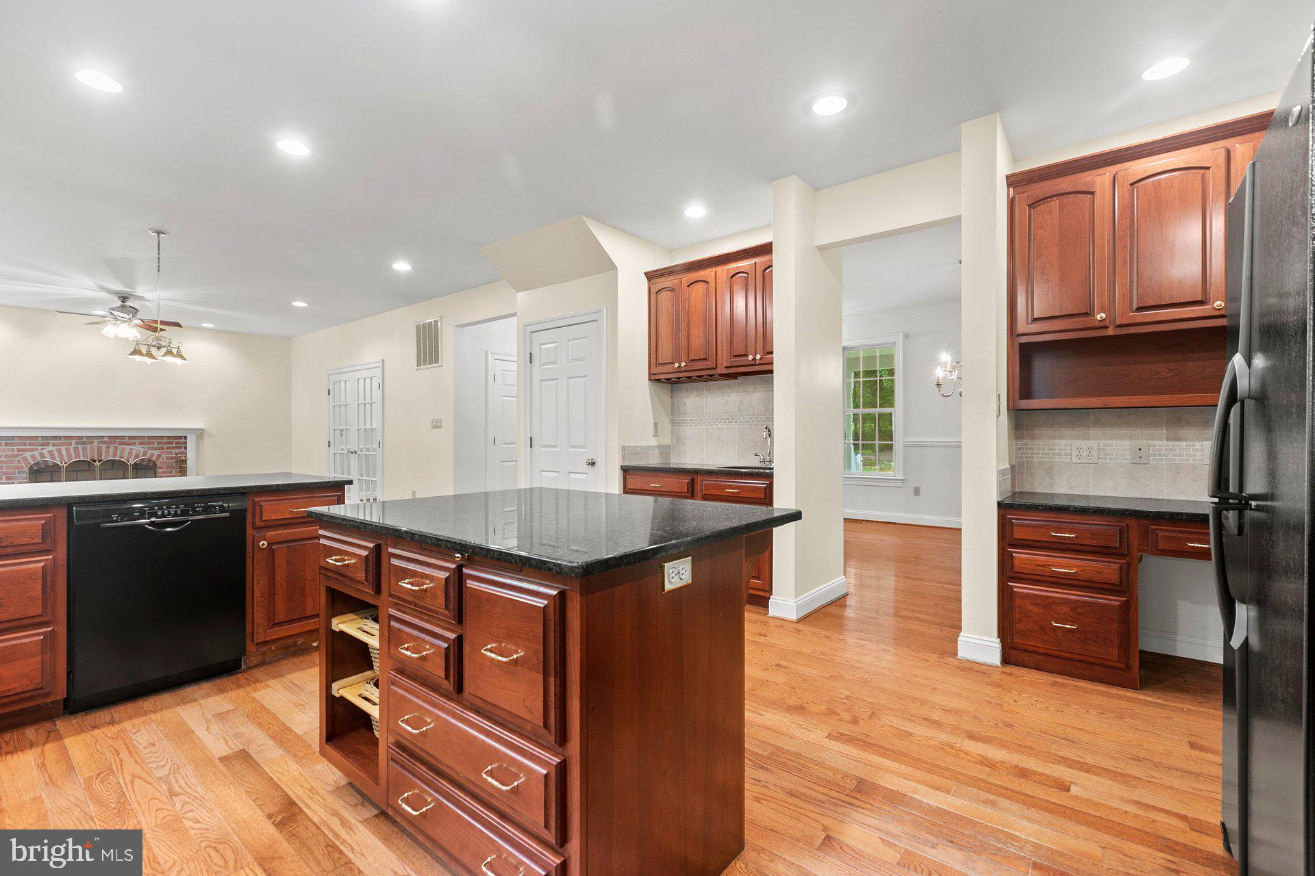 COLONIAL ESTATES - Residential