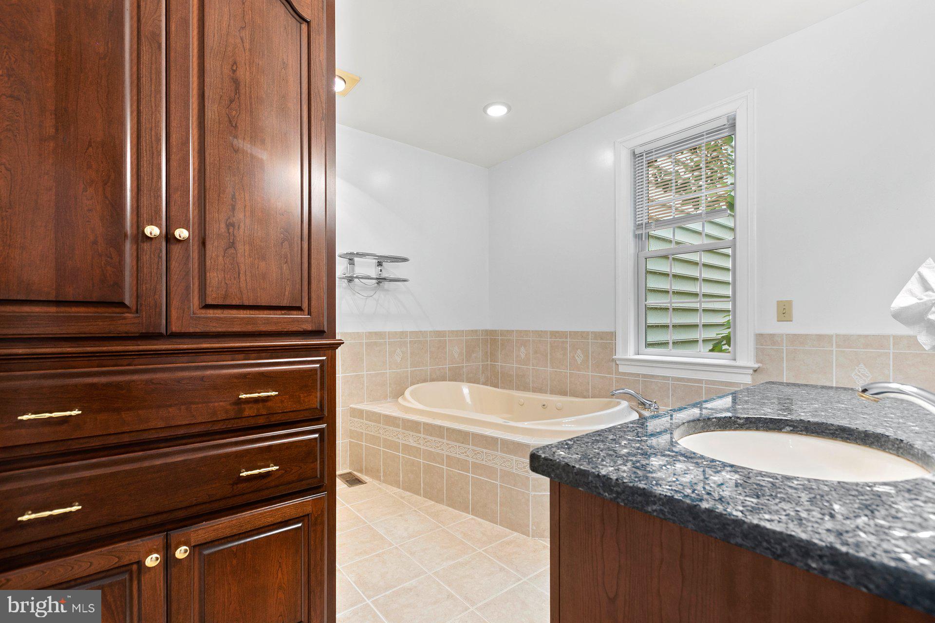 COLONIAL ESTATES - Residential