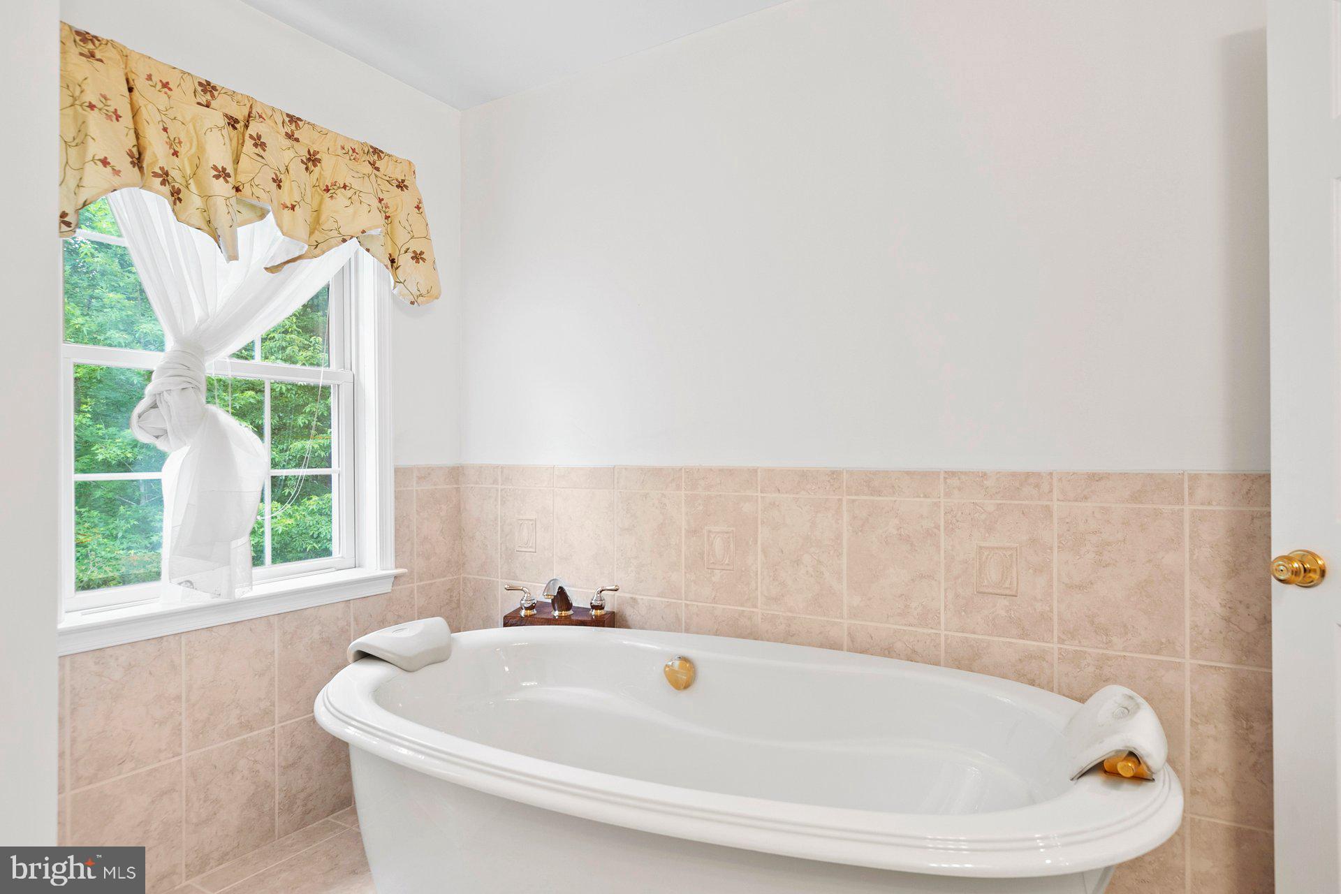 COLONIAL ESTATES - Residential