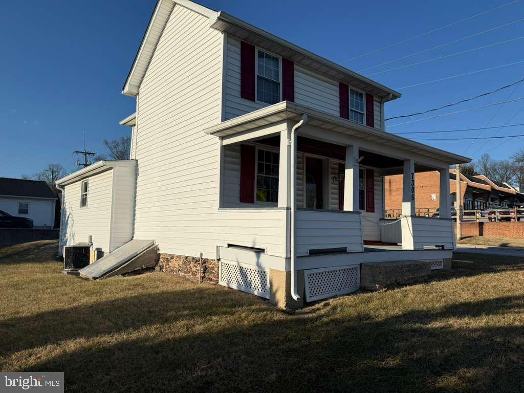 Main image without alt text