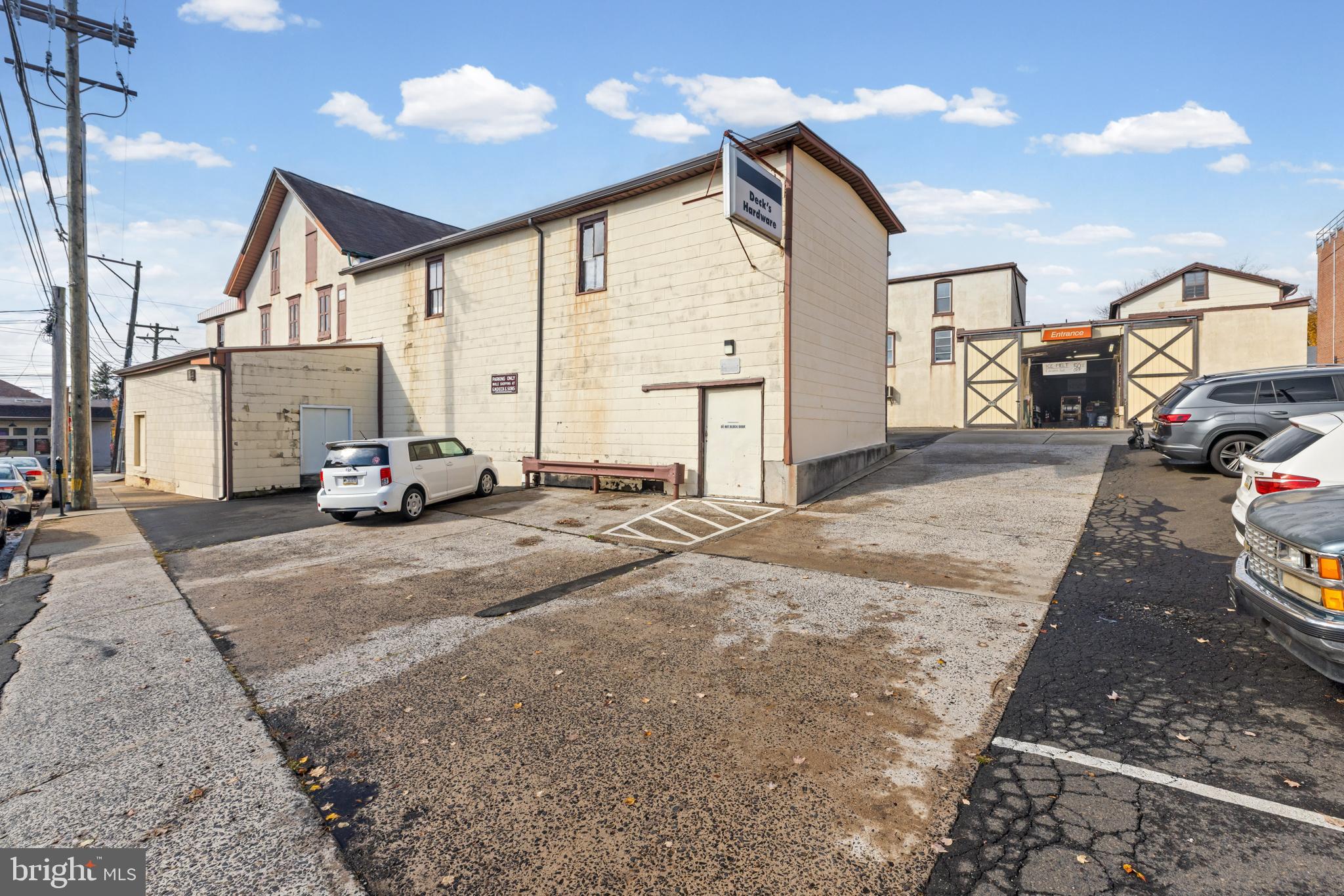 Main image without alt text