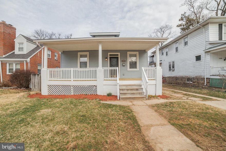 RARE FIND!! A SPACIOUS 4  bed/ 3 bath detached property , minor updates needed and the property will have instant equity. Huge backyard with new wood deck, plenty parking space, and appliances only a few years old. Come with an open mind... See the potential! Sold as is
Home showing hours: Mon-Fri 11am-3pm & Sat. 12pm-4pm 

*** HOME WARRANTY INCLUDED! IF YOU USE SELLER LENDER, SELLER WILL CREDIT BUYER $2,000 AT CLOSING***