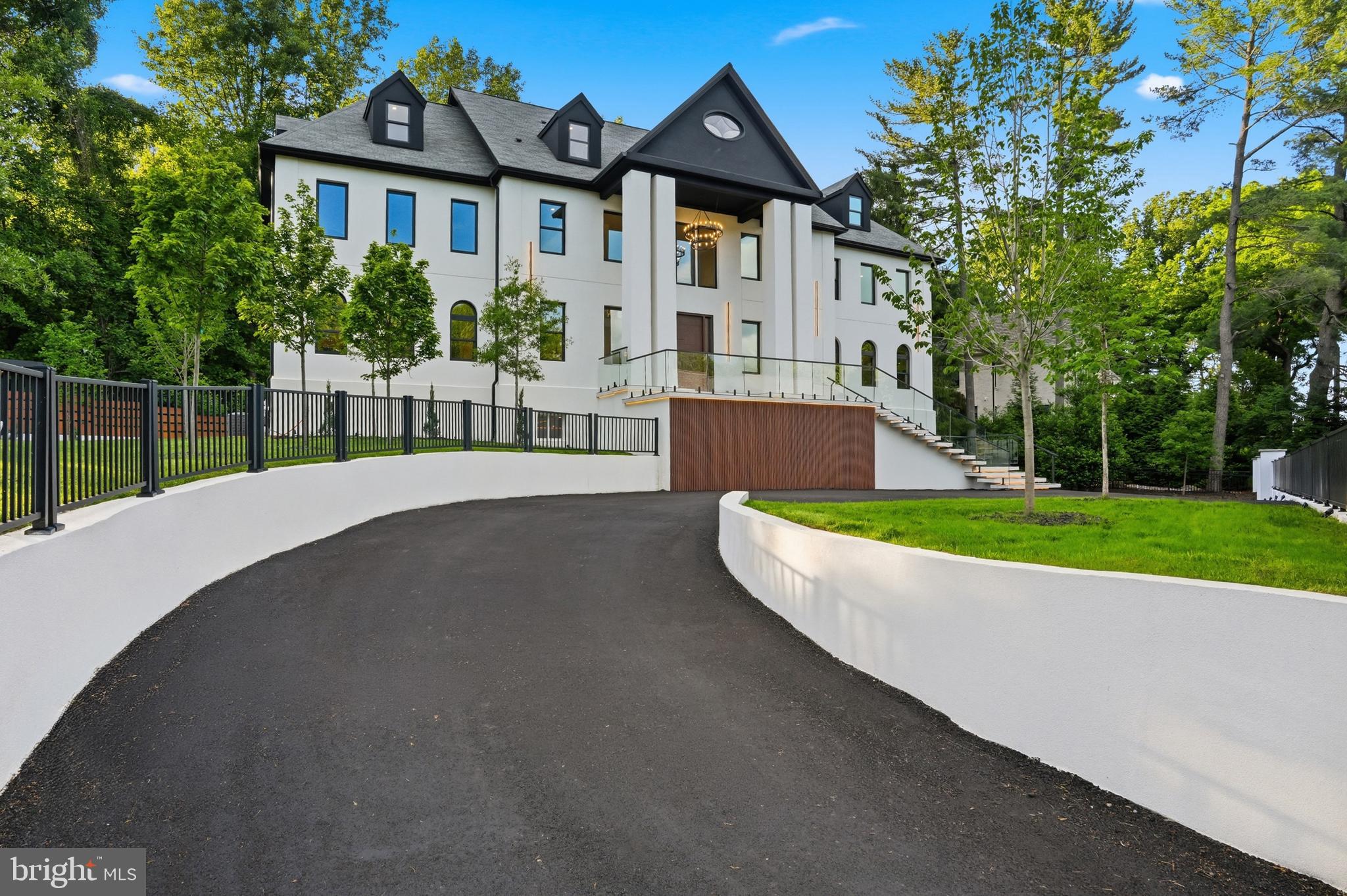 1124 SAVILE LANE