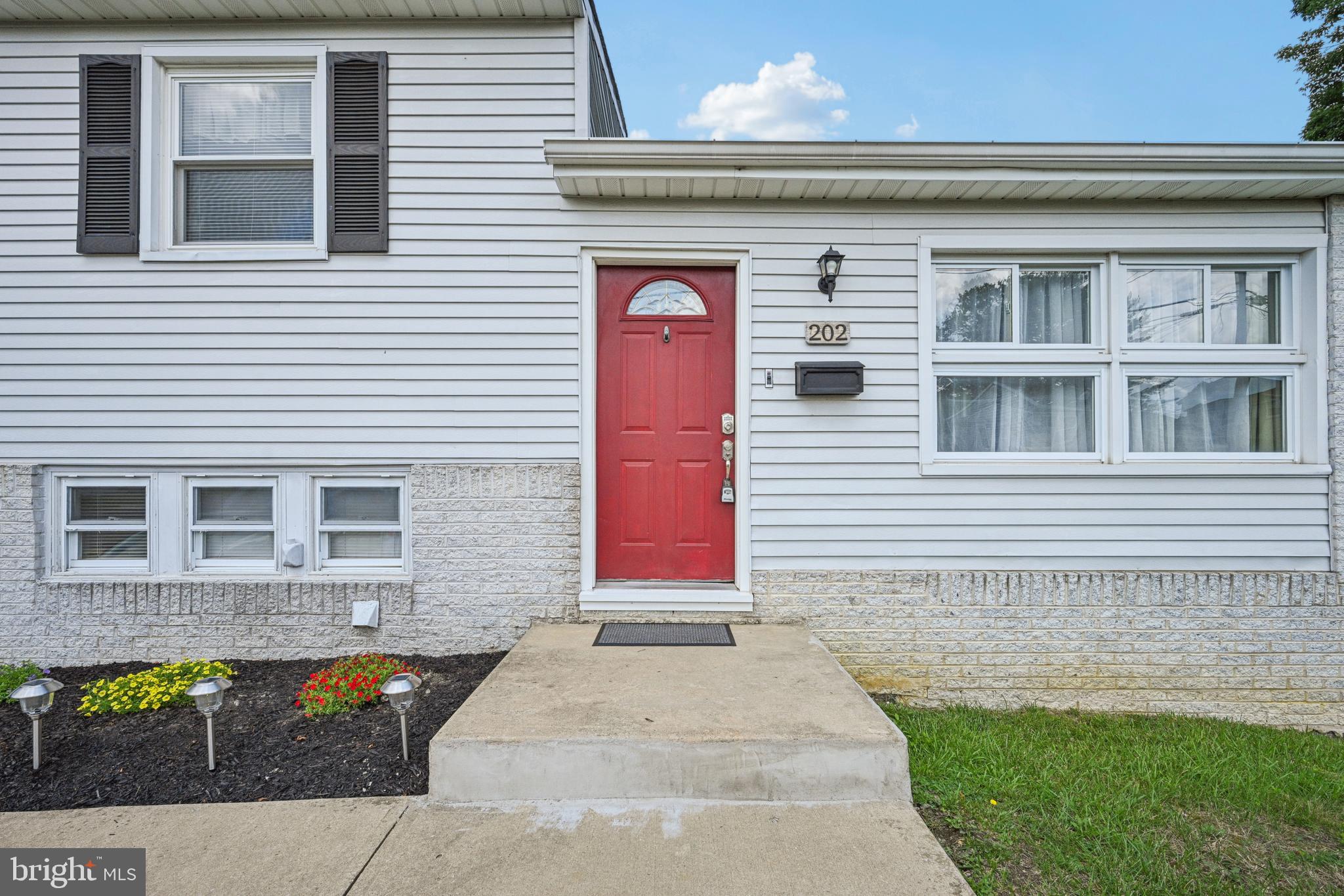 202 W MAIDEN LANE