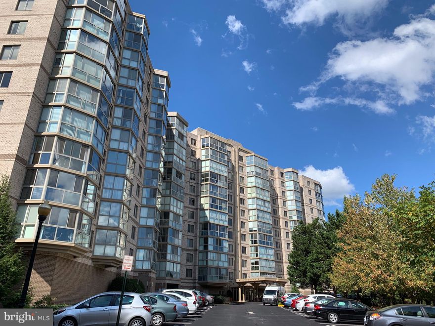 Lovely 2 bedroom 2 bath condo overlooking treed common area and gardens. Professionally painted, new carpet, professionally cleaned, ceramic tile on glassed in balcony. Sunset views. Best value in Lansdowne Woods.