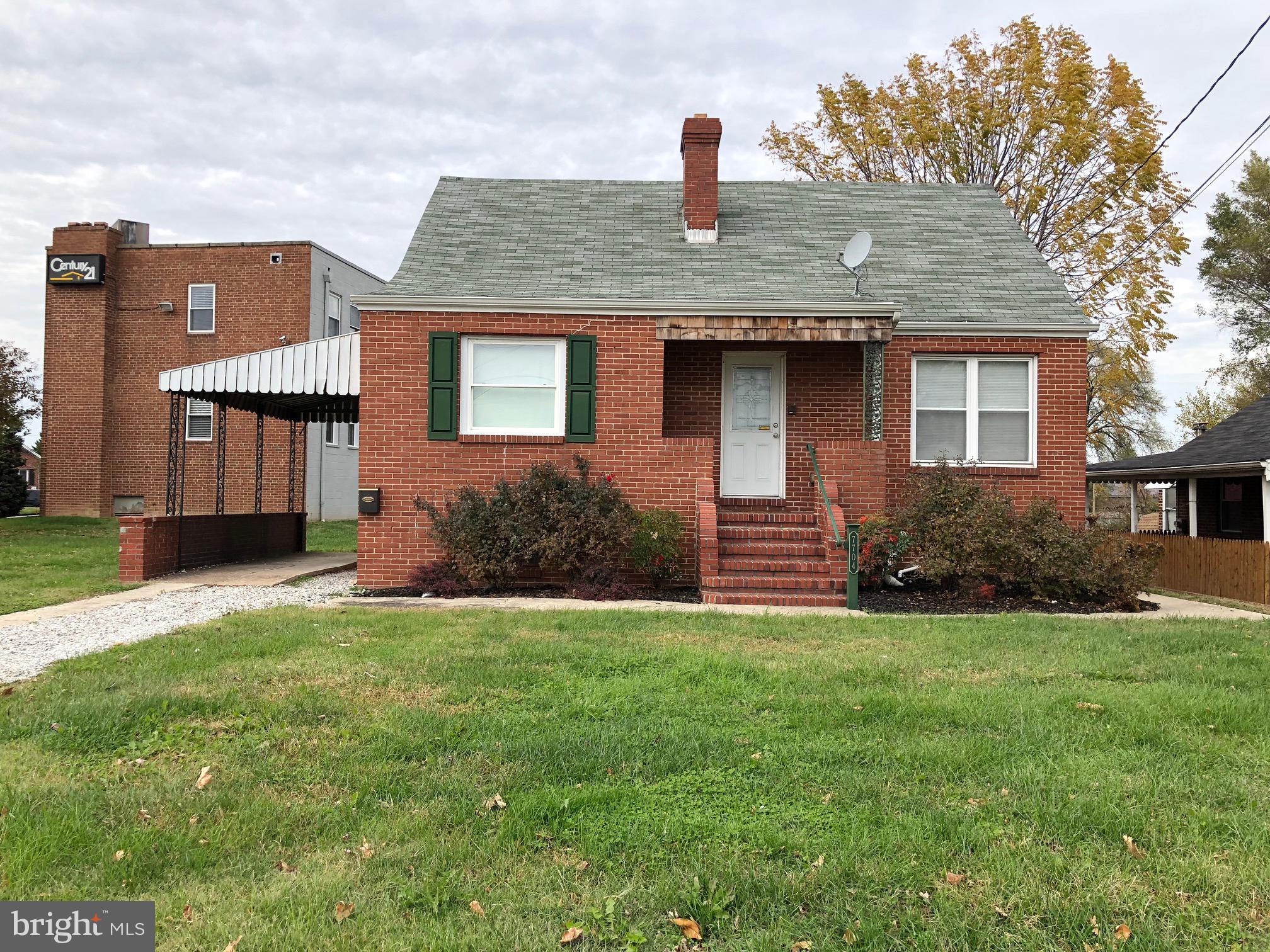 Main image without alt text