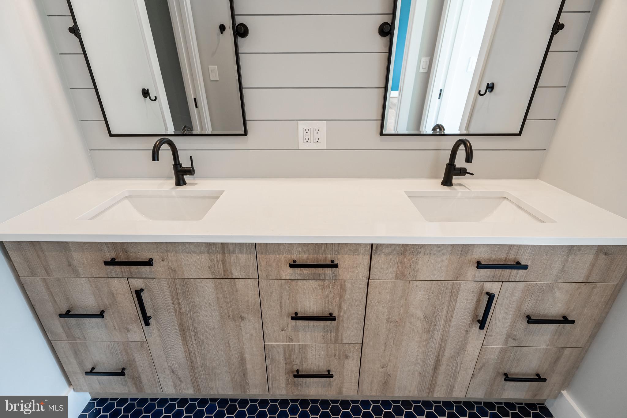 COUNTRY CLUB HILLS - Residential